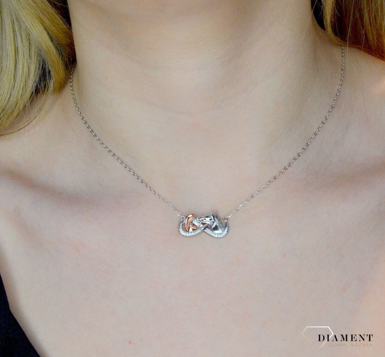 Srebrny naszyjnik z zawieszką nieskończoności 'Miłość do konia'. Srebrny naszyjnik z zawieszką nieskończoności 'Miłość do konia'. Naszyjnik został wykonany z najwyższej jakości srebra próby 925. Urocza zawieszka w kształcie pięknej zawieszki.jpg