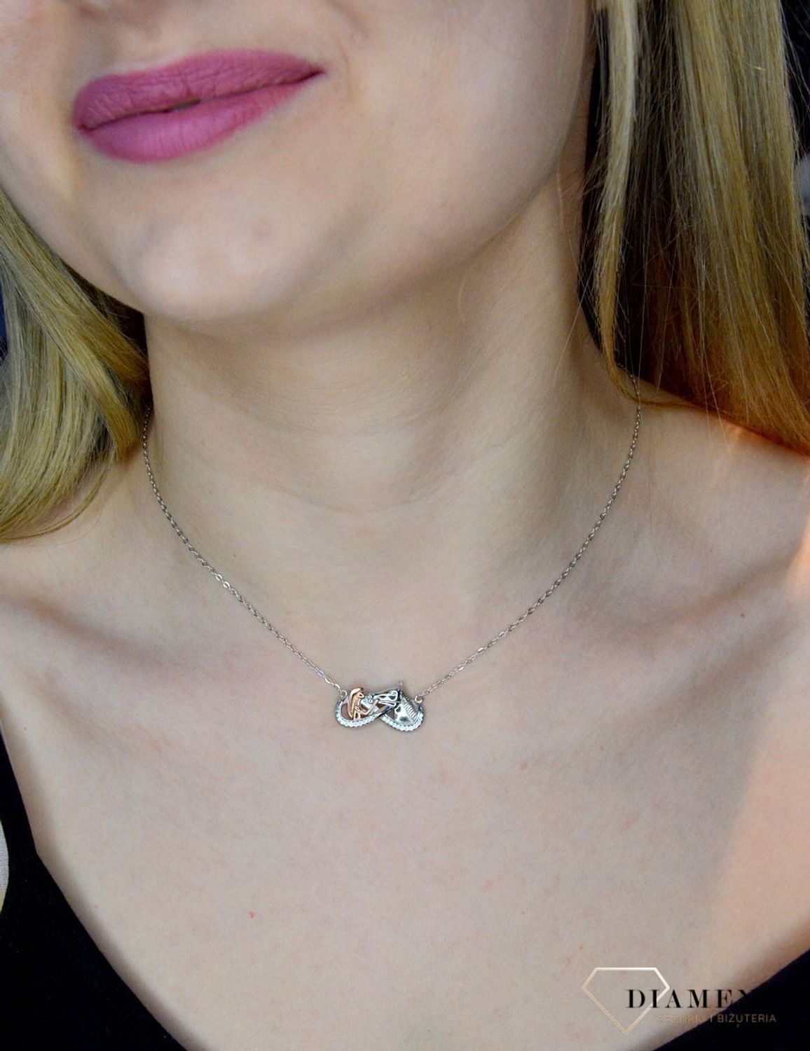 Srebrny naszyjnik z zawieszką nieskończoności 'Miłość do konia'. Srebrny naszyjnik z zawieszką nieskończoności 'Miłość do konia'. Naszyjnik został wykonany z najwyższej jakości srebra próby 925. Urocza zawieszka w kształcie pięknej zawieszki.jpg