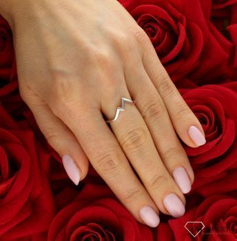 Srebrny pierścionek damski z motywem gór JMAN0390SR.jpg