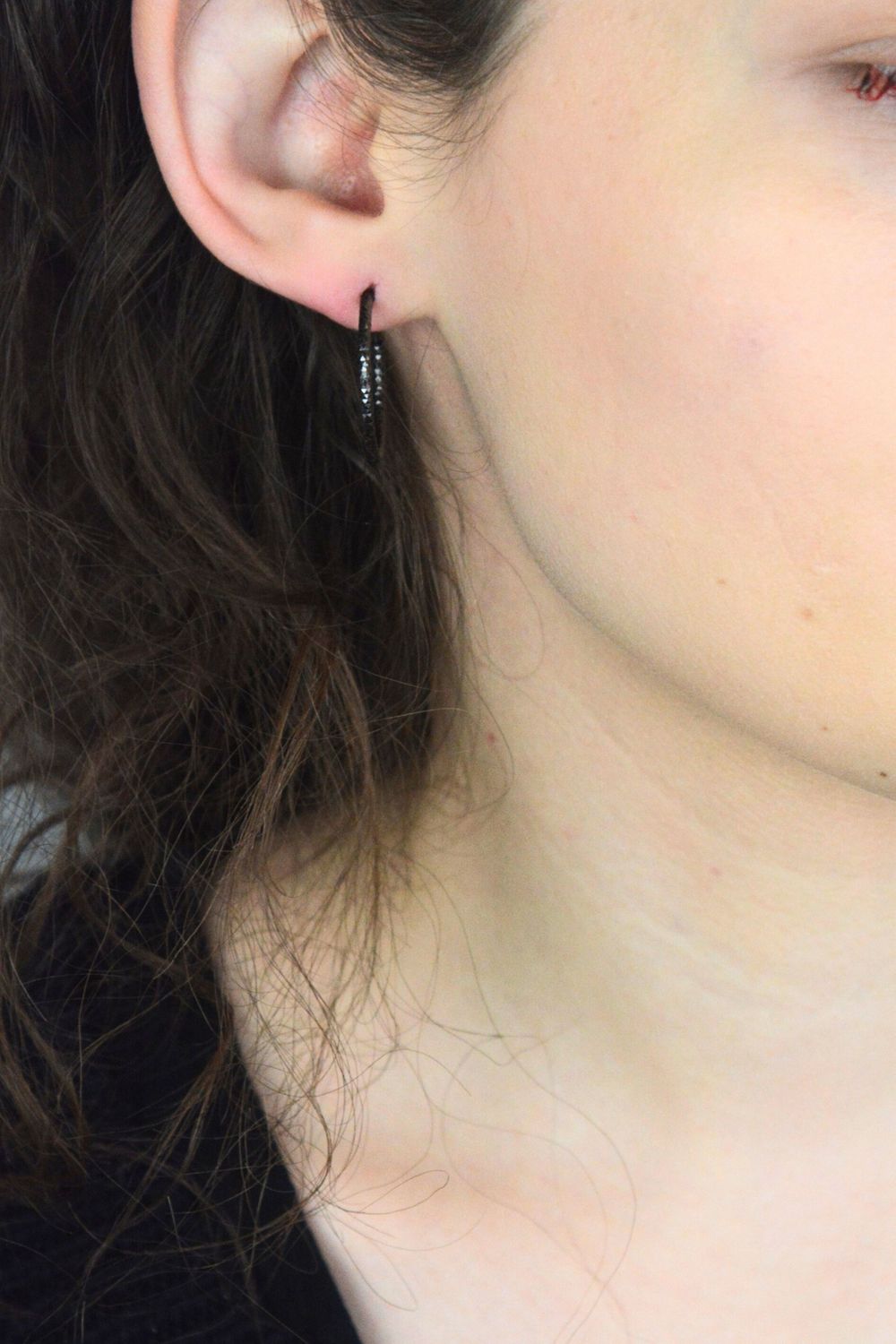 MINET czarne szczotkowane srebrne kolczyki pierścionki 2 cm – srebro 925, czarny roddsf.jpg