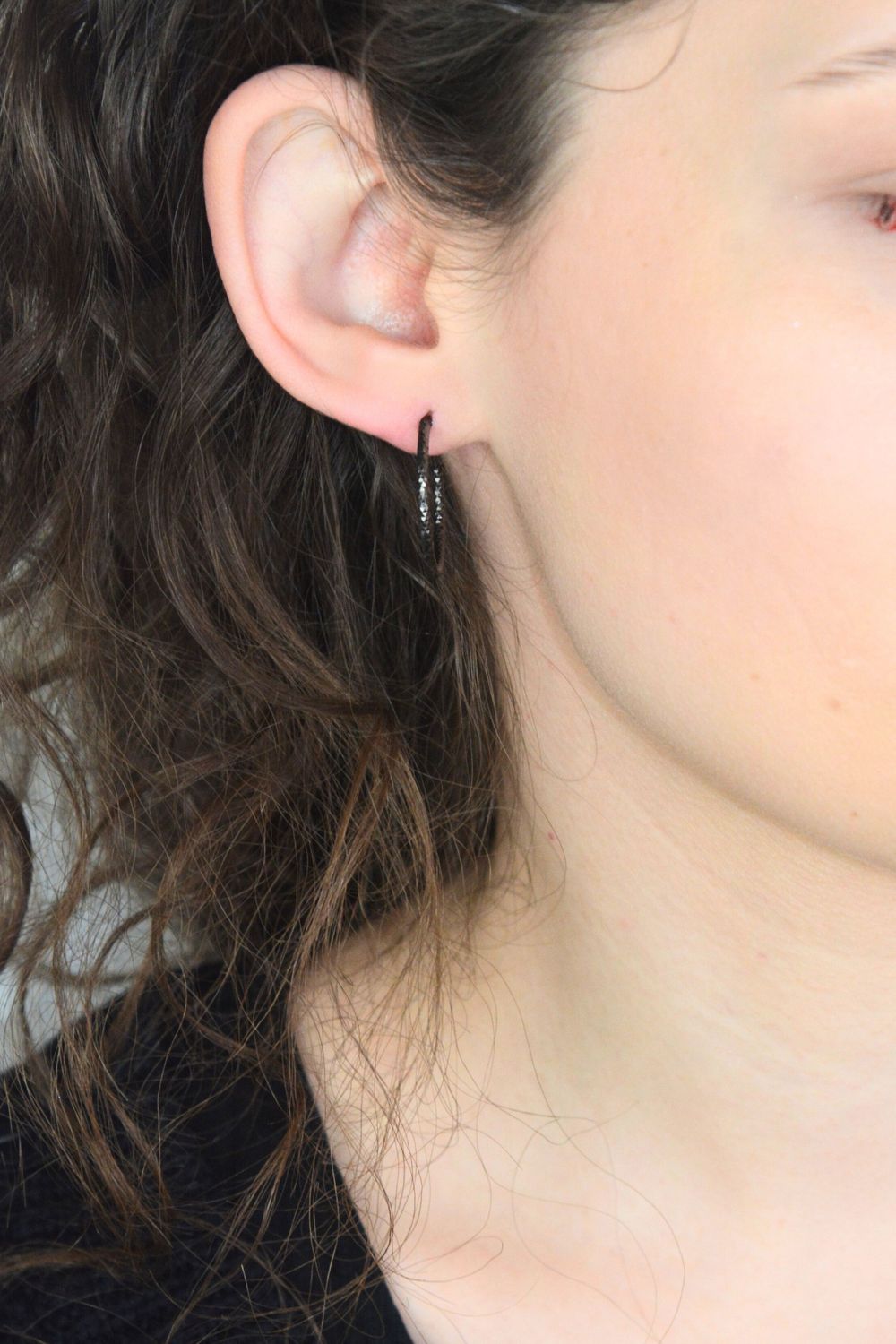 MINET czarne szczotkowane srebrne kolczyki pierścionki 2 cm – srebro 925, czarny roddsf.jpg