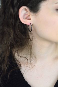 MINET czarne szczotkowane kolczyki pierścionki srebro 925 – 20 mm, czarny rod (1).jpg