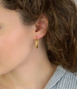 tylowe pozłacane szczotkowane kolczyki pierścionki marki MINET, wykonane ze srebra próby 925, pokryte trwałym złoceniem 14K z e-coatingiem. Średnica 20 mm, waga 1,5 g. Idealne do codziennych i wieczorowych stylizacji (1).JPG