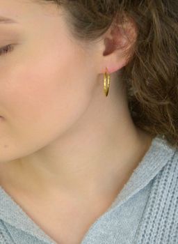 tylowe pozłacane szczotkowane kolczyki pierścionki marki MINET, wykonane ze srebra próby 925, pokryte trwałym złoceniem 14K z e-coatingiem. Średnica 20 mm, waga 1,5 g. Idealne do codziennych i wieczorowych stylizacji (2).JPG