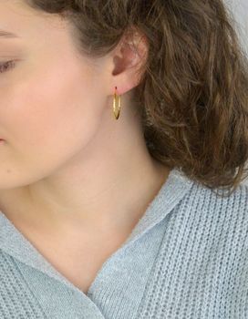 tylowe pozłacane szczotkowane kolczyki pierścionki marki MINET, wykonane ze srebra próby 925, pokryte trwałym złoceniem 14K z e-coatingiem. Średnica 20 mm, waga 1,5 g. Idealne do codziennych i wieczorowych stylizacji (3).JPG