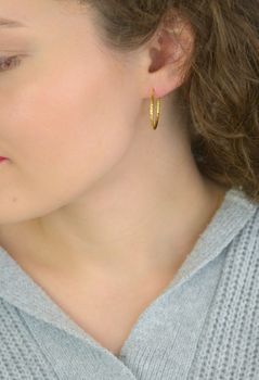 tylowe pozłacane szczotkowane kolczyki pierścionki marki MINET, wykonane ze srebra próby 925, pokryte trwałym złoceniem 14K z e-coatingiem. Średnica 20 mm, waga 1,5 g. Idealne do codziennych i wieczorowych stylizacji (4).JPG