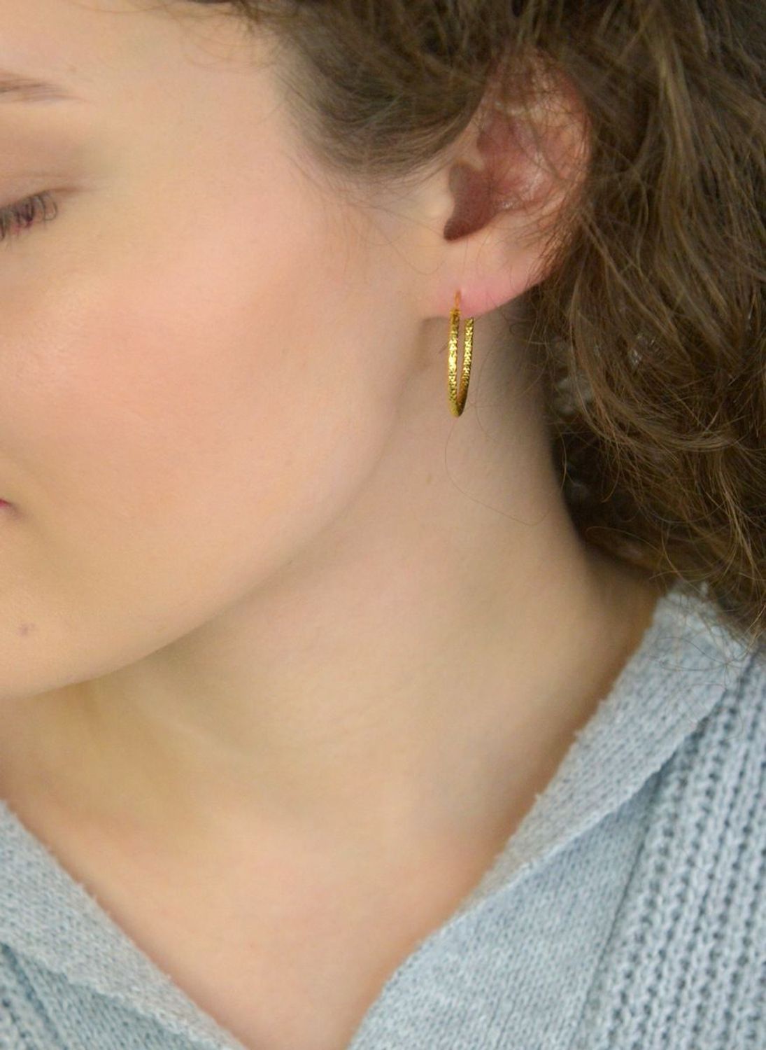 Stylowe pozłacane szczotkowane kolczyki pierścionki marki MINET, wykonane ze srebra próby 925, pokryte trwałym złoceniem 14K z e-coatingiem. Średnica 20 mm, waga 1,5 g. Idealne do 1.jpg