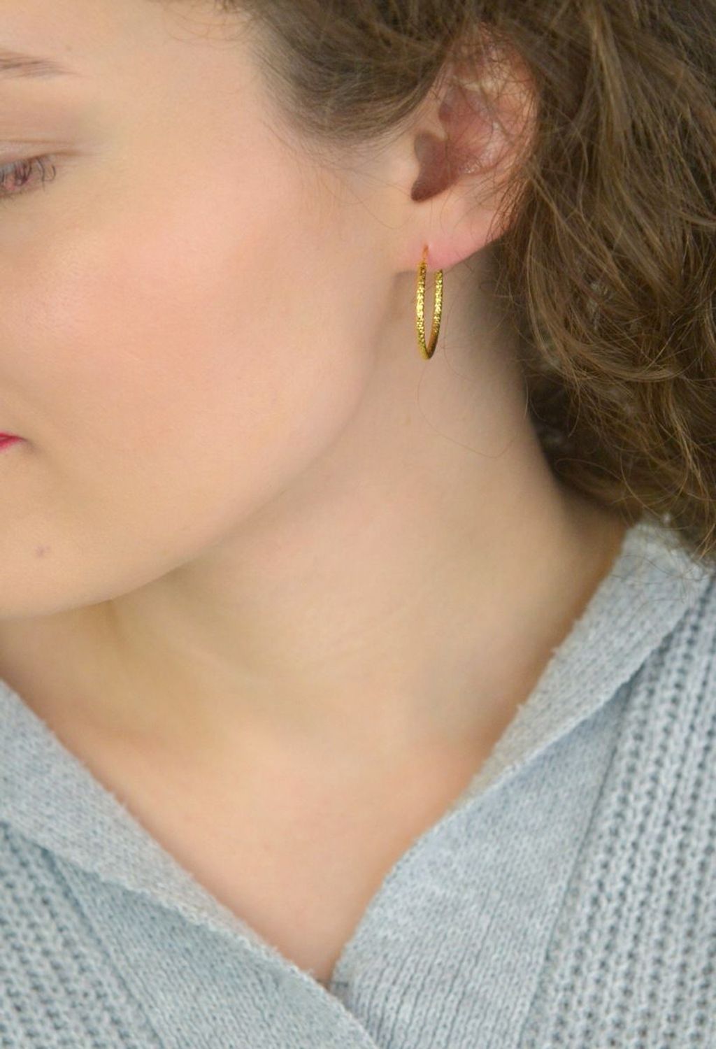 Stylowe pozłacane szczotkowane kolczyki pierścionki marki MINET, wykonane ze srebra próby 925, pokryte trwałym złoceniem 14K z e-coatingiem. Średnica 20 mm, waga 1,5 g. Idealne do 1.jpg