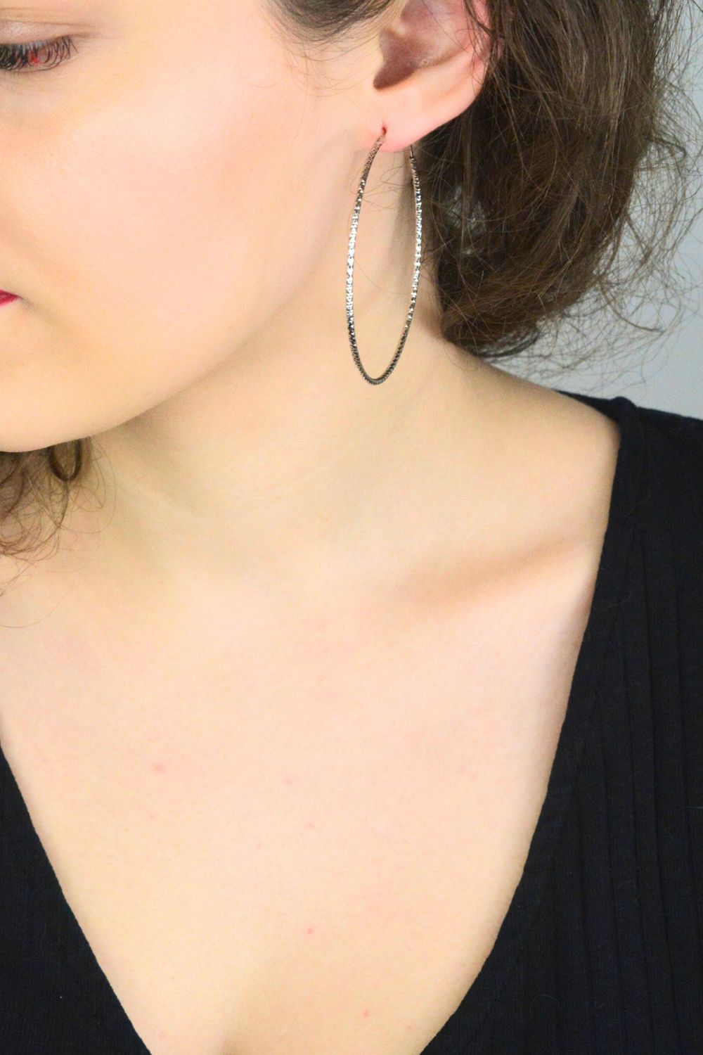 Duże szczotkowane kolczyki pierścionki marki MINET o średnicy 60 mm, wykonane z rodowanego srebra próby 925. Stylowe i lekkie kolczyki idealne do codziennych i wieczorowych stylizacji.1.jpg