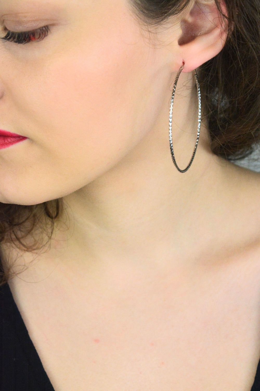 Duże szczotkowane kolczyki pierścionki marki MINET o średnicy 60 mm, wykonane z rodowanego srebra próby 925. Stylowe i lekkie kolczyki idealne do codziennych i wieczorowych stylizacji.1.jpg