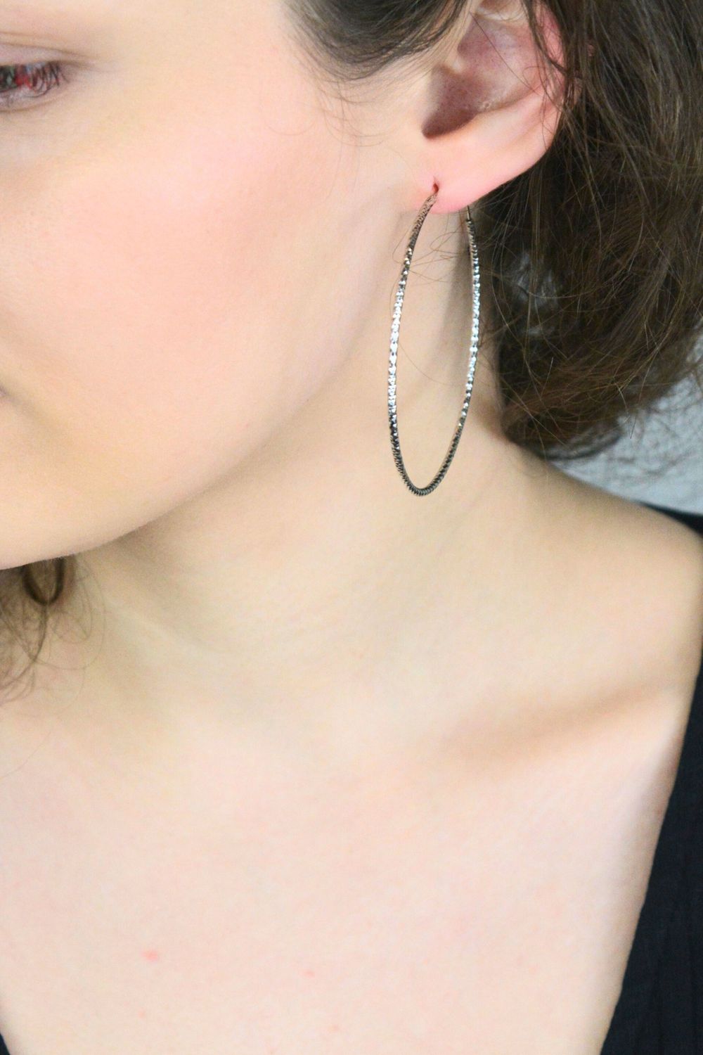 Duże szczotkowane kolczyki pierścionki marki MINET o średnicy 60 mm, wykonane z rodowanego srebra próby 925. Stylowe i lekkie kolczyki idealne do codziennych i wieczorowych stylizacji.1.jpg