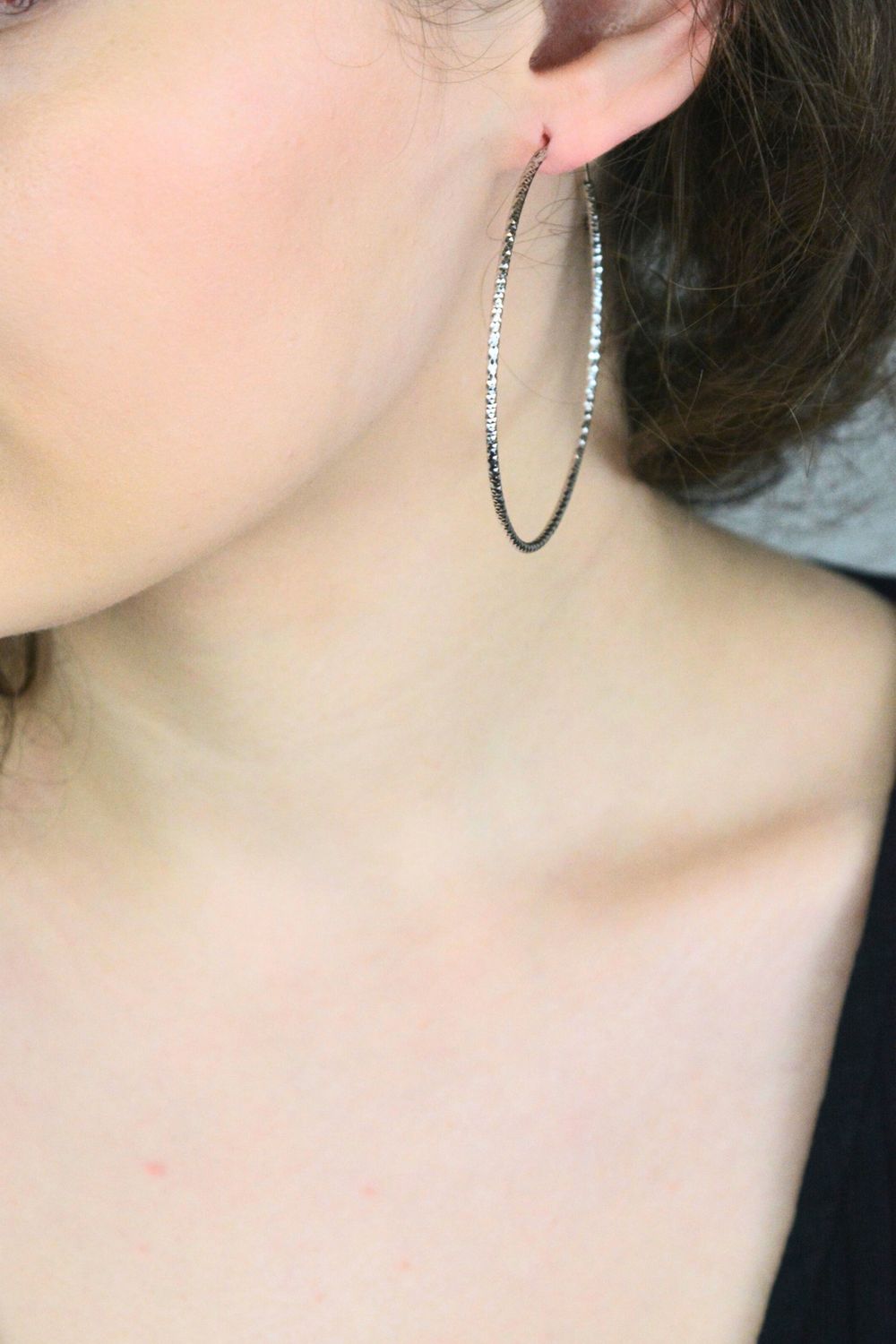 Duże szczotkowane kolczyki pierścionki marki MINET o średnicy 60 mm, wykonane z rodowanego srebra próby 925. Stylowe i lekkie kolczyki idealne do codziennych i wieczorowych stylizacji.1.jpg