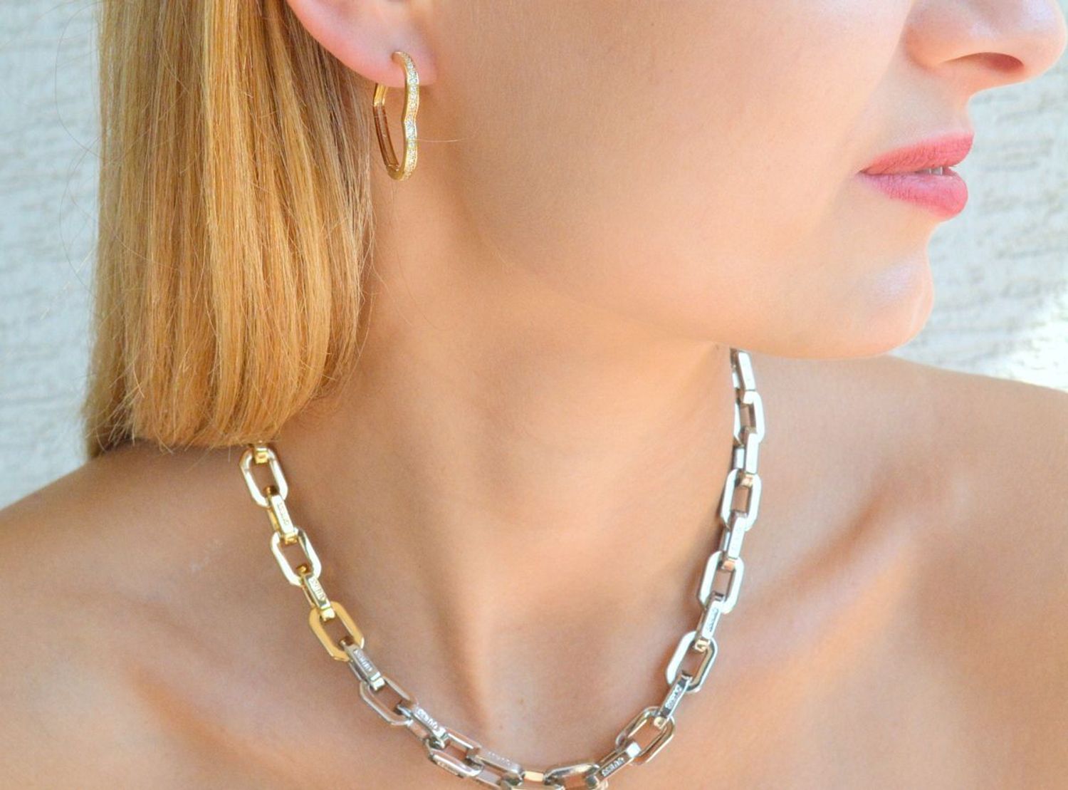 Srebrne kolczyki damskie pozłacane serca z cyrkoniami JMAN0393GE00. Srebrne kolczyki damskie. Srebrne kolczyki serca. Srebrne kolczyki pozłacane serca z cyrkoniami. Kolczyki damskie duże serca..jpg