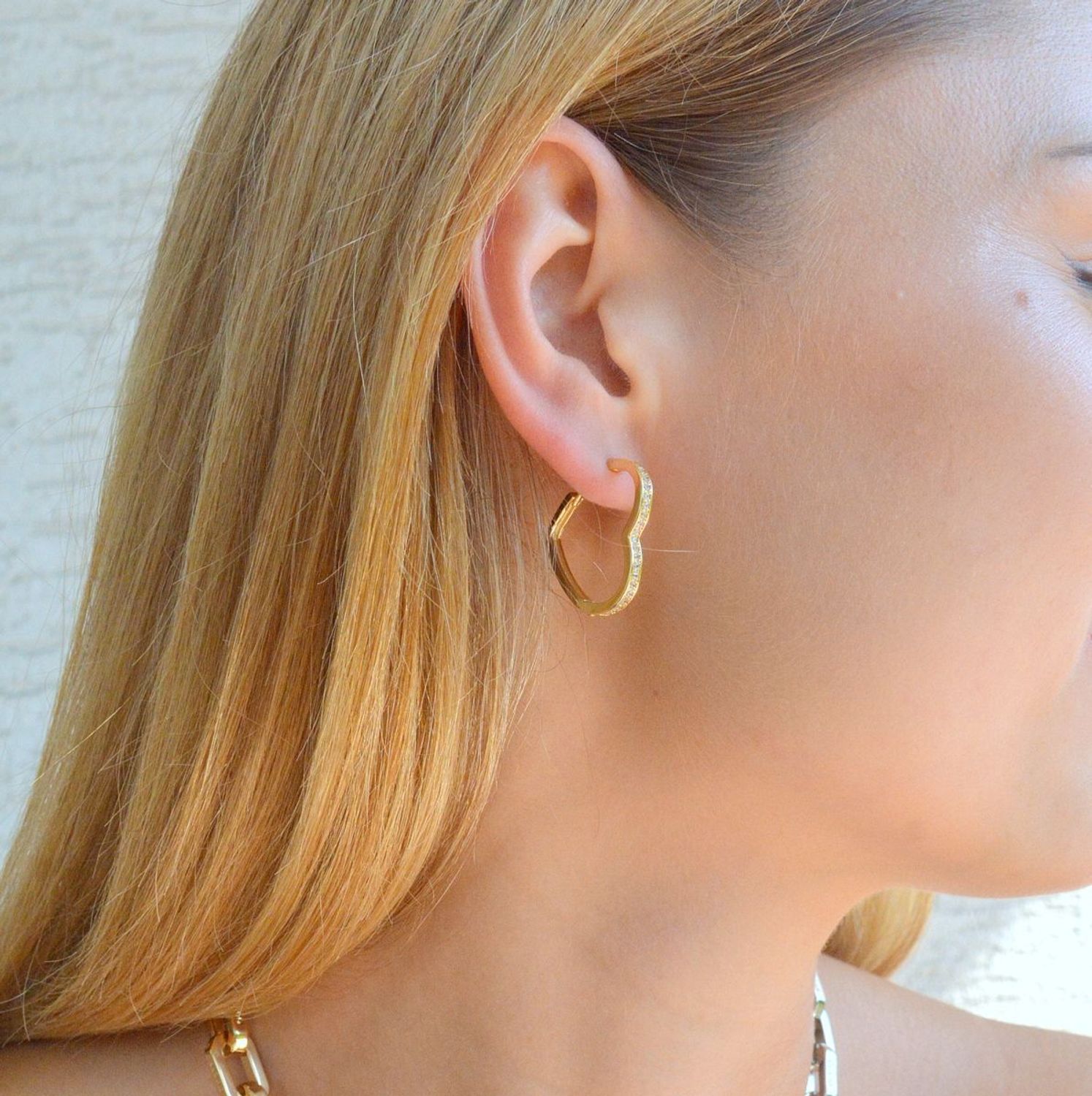 Srebrne kolczyki damskie pozłacane serca z cyrkoniami JMAN0393GE00. Srebrne kolczyki damskie. Srebrne kolczyki serca. Srebrne kolczyki pozłacane serca z cyrkoniami. Kolczyki damskie duże serca..jpg