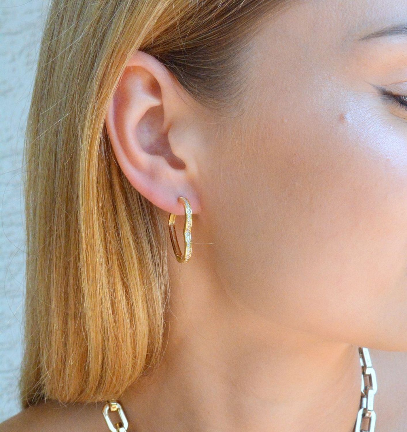 Srebrne kolczyki damskie pozłacane serca z cyrkoniami JMAN0393GE00. Srebrne kolczyki damskie. Srebrne kolczyki serca. Srebrne kolczyki pozłacane serca z cyrkoniami. Kolczyki damskie duże serca..jpg