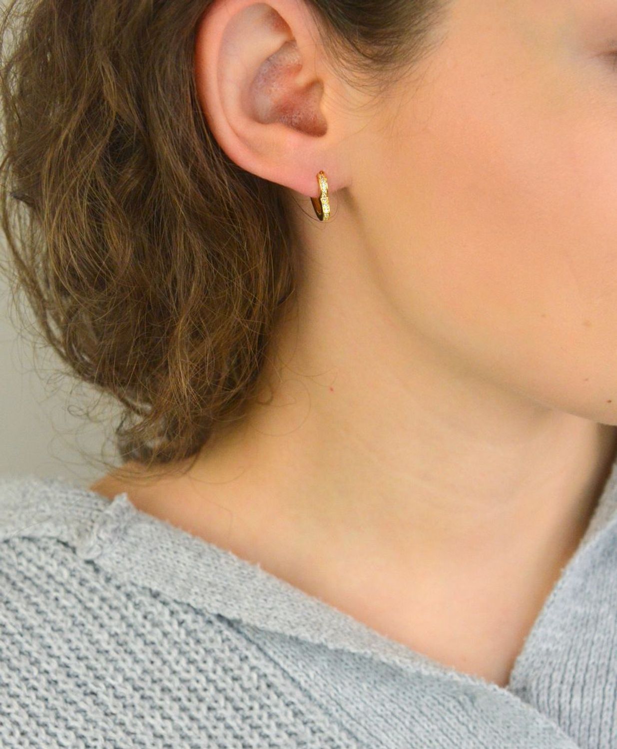 Delikatne pozłacane kolczyki MINET w kształcie serca z białymi cyrkoniami. Wykonane ze srebra próby 925, pokryte trwałym złoceniem 14K. Zapięcie angielskie, wymiary 13x2 mm, waga 1,8 g.1.jpg