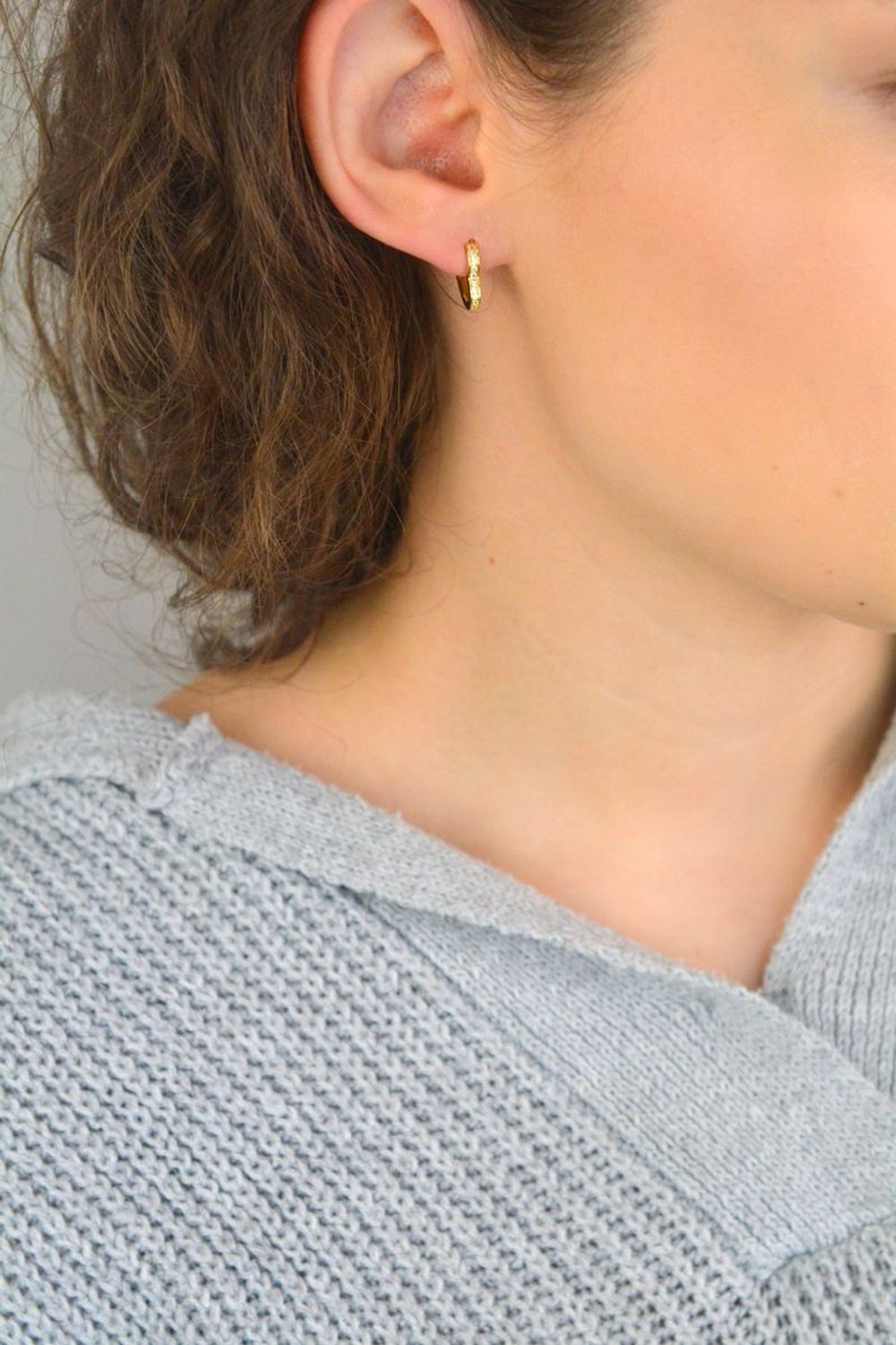 Delikatne pozłacane kolczyki MINET w kształcie serca z białymi cyrkoniami. Wykonane ze srebra próby 925, pokryte trwałym złoceniem 14K. Zapięcie angielskie, wymiary 13x2 mm, waga 1,8 g.1.jpg