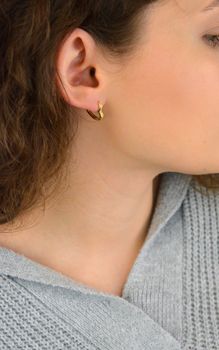 Delikatne pozłacane kolczyki MINET w kształcie serca z białymi cyrkoniami. Wykonane ze srebra próby 925, pokryte trwałym złoceniem 14K. Zapięcie angielskie, wymiary 13x2 mm, waga 1,8 g (1).JPG