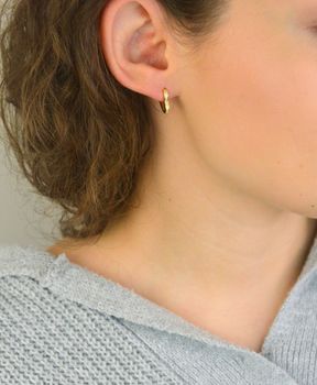 Delikatne pozłacane kolczyki MINET w kształcie serca z białymi cyrkoniami. Wykonane ze srebra próby 925, pokryte trwałym złoceniem 14K. Zapięcie angielskie, wymiary 13x2 mm, waga 1,8 g (2).JPG