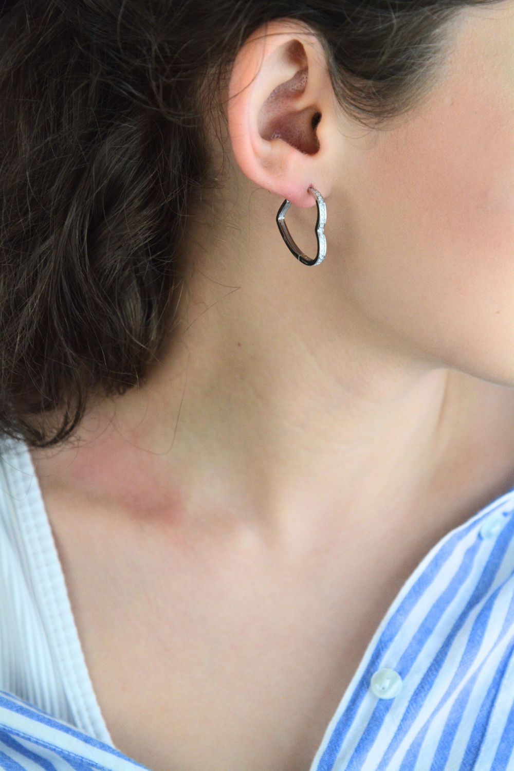 Srebrne kolczyki MINET w kształcie serca z białymi cyrkoniami, wykonane z rodowanego srebra próby 925. Elegancki design i wygodne zapięcie na zatrzask – idealne na każdą okazję.1.jpg