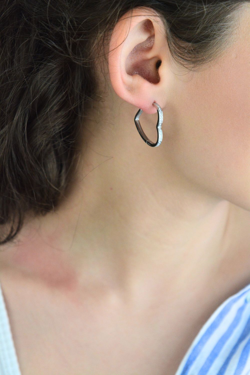 Srebrne kolczyki MINET w kształcie serca z białymi cyrkoniami, wykonane z rodowanego srebra próby 925. Elegancki design i wygodne zapięcie na zatrzask – idealne na każdą okazję.1.jpg