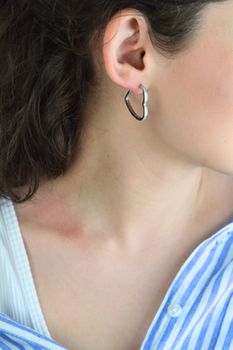 MINET srebrne kolczyki SERCE z białymi cyrkoniami – rodowane srebro 925 (1).jpg