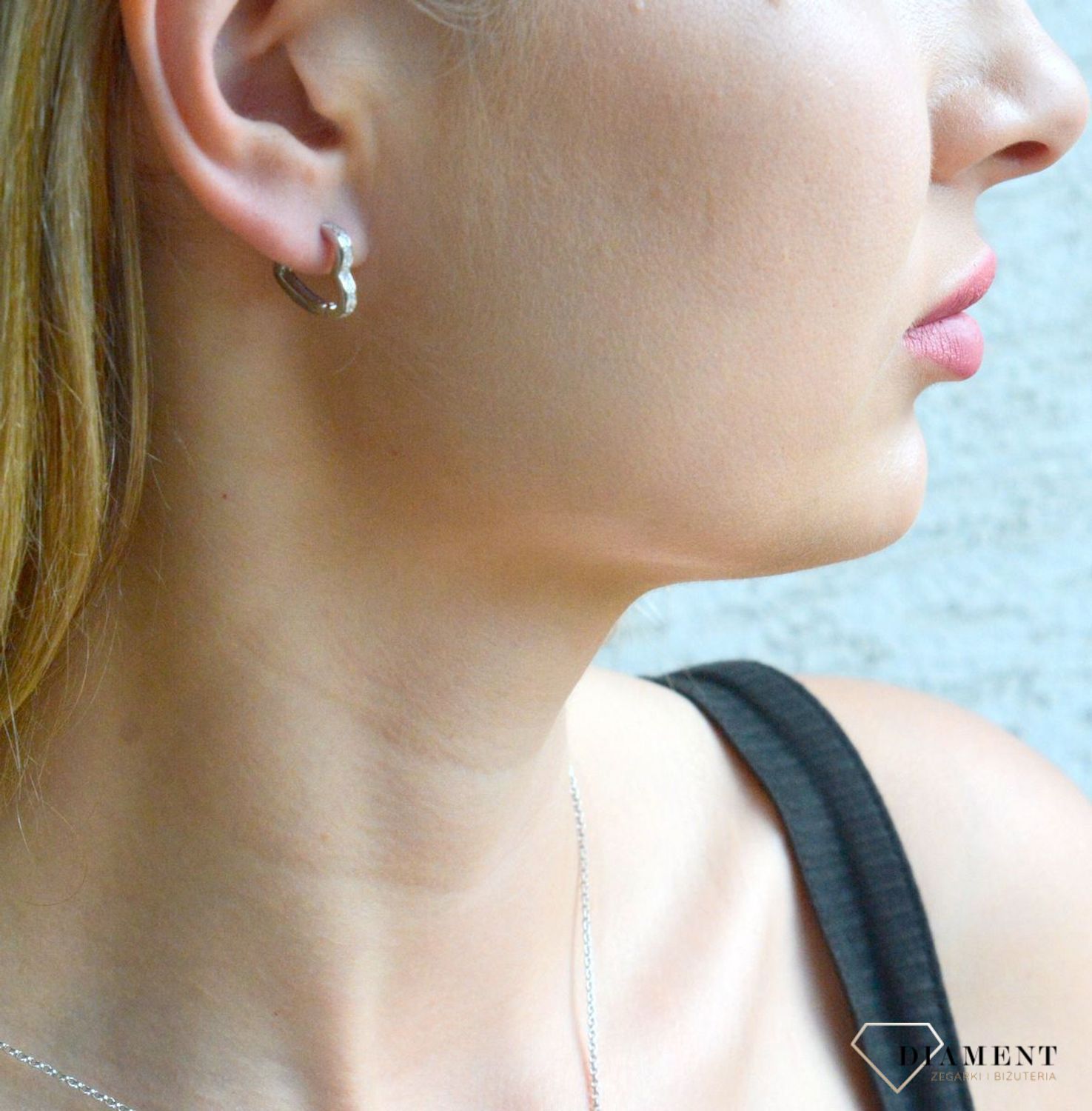 Srebrne kolczyki dziecięce 925 serduszka na zatrzask JMAN0393SE01.Srebrne kolczyki damskie. Kolczyki srebrne serduszka z cyrkoniami. Srebrne kolczyki na zatrzask dla dziewczynki. Srebrne kolczyki dziecięce idealne na prezent..jpg