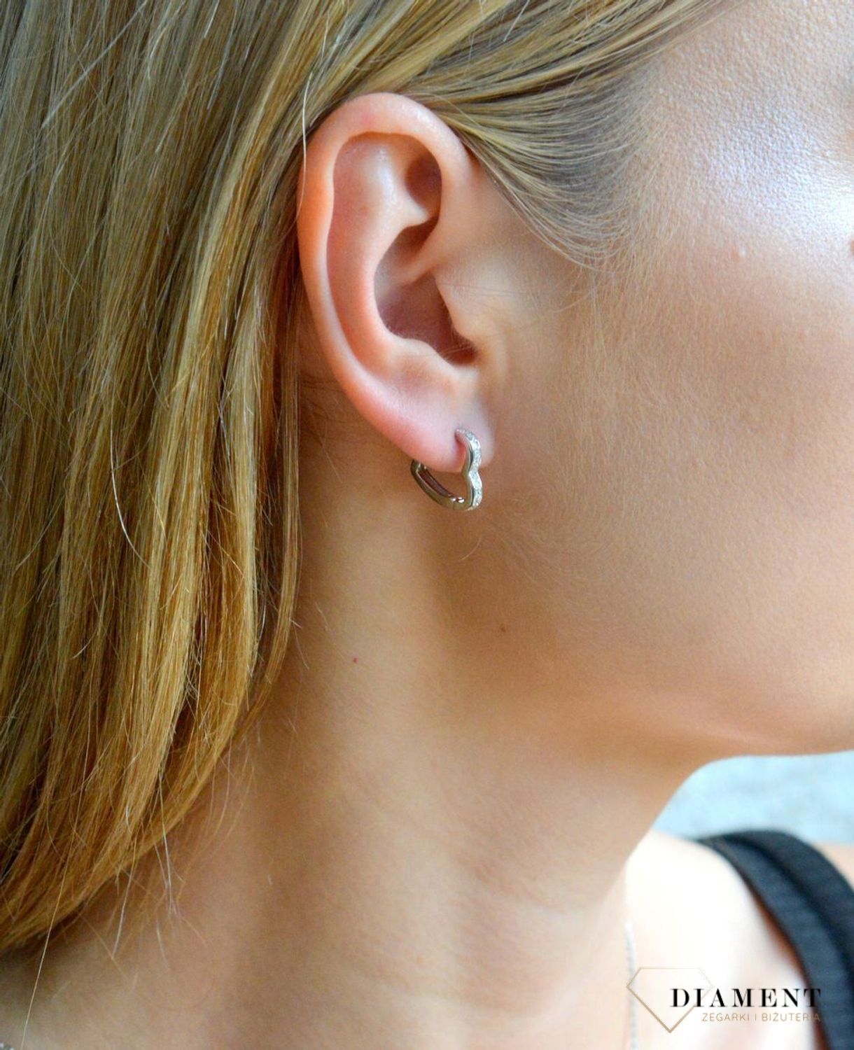 Srebrne kolczyki dziecięce 925 serduszka na zatrzask JMAN0393SE01.Srebrne kolczyki damskie. Kolczyki srebrne serduszka z cyrkoniami. Srebrne kolczyki na zatrzask dla dziewczynki. Srebrne kolczyki dziecięce idealne na prezent..jpg