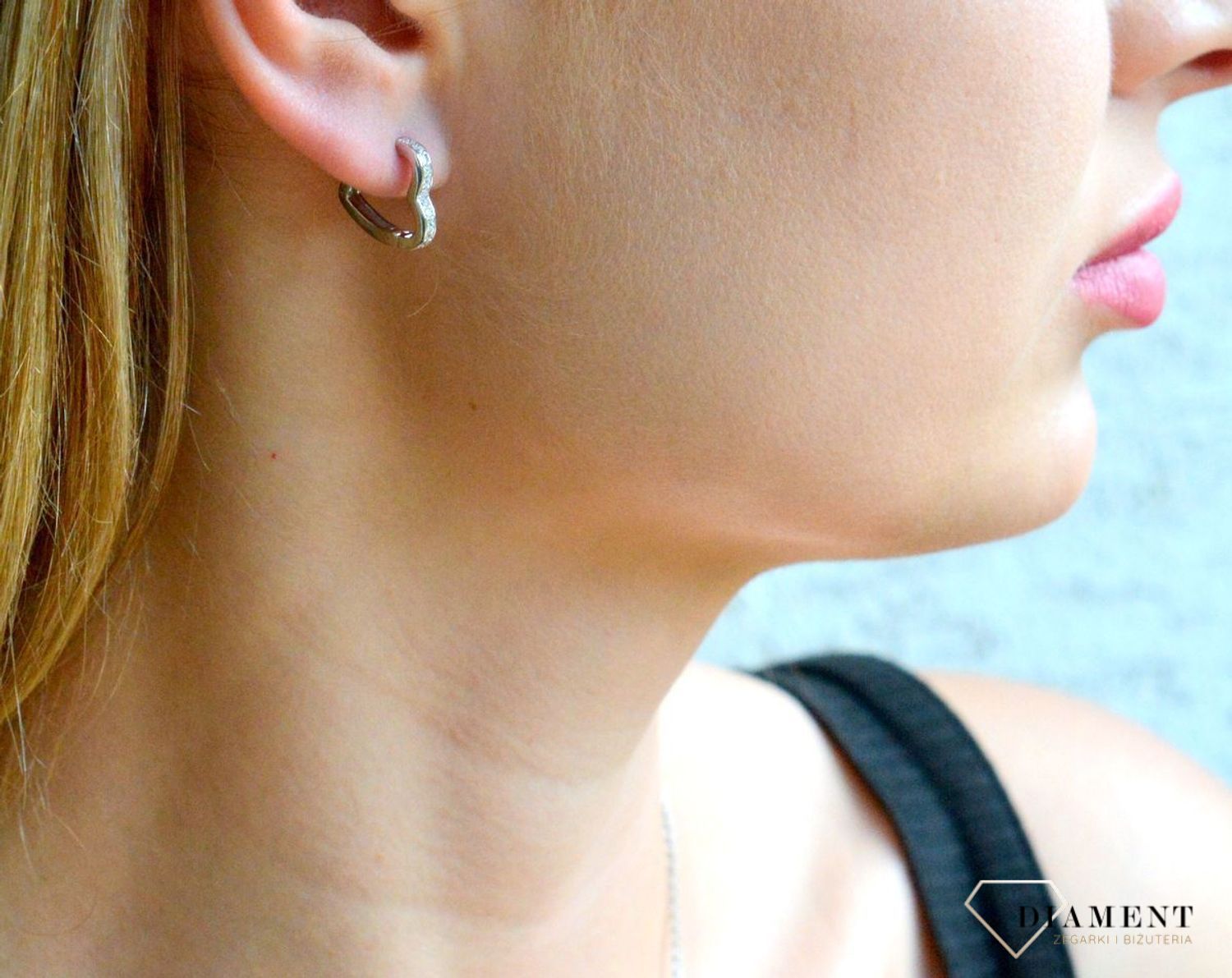 Srebrne kolczyki dziecięce 925 serduszka na zatrzask JMAN0393SE01.Srebrne kolczyki damskie. Kolczyki srebrne serduszka z cyrkoniami. Srebrne kolczyki na zatrzask dla dziewczynki. Srebrne kolczyki dziecięce idealne na prezent..jpg