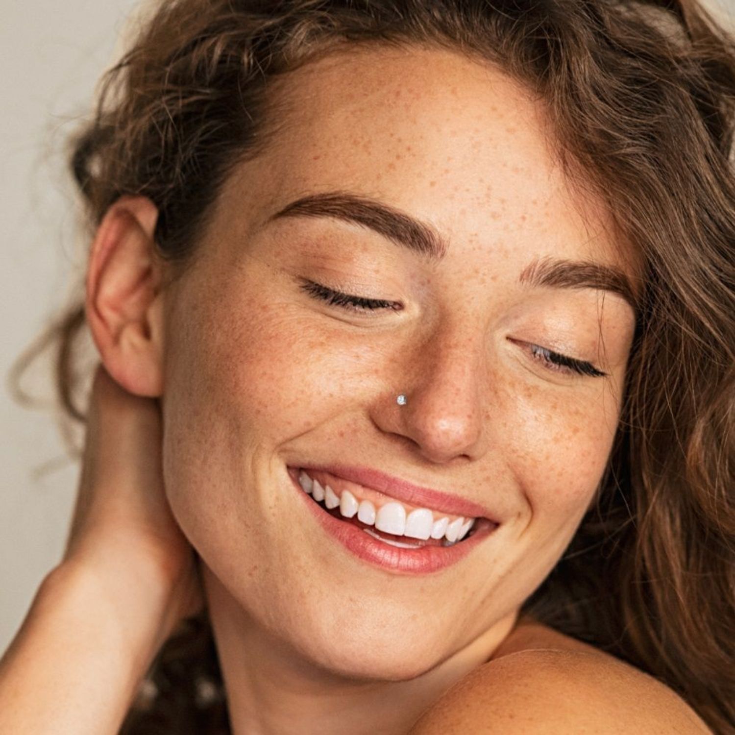 Srebrny kolczyk do nosa 925 z białą cyrkonią JMAN0406SE00. Srebrny kolczyk do nosa. Kolczyk srebrny do nosa. Srebrny kolczyk do nosa z haczykiem. Kolczyk z cyrkonią do przekłucia nostril (2).jpg