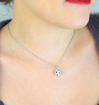 Srebrny naszyjnik MINET JMAN0410SN50 w kształcie piłki nożnej, srebro próby 925, rodowane. Długość łańcuszka 50 cm, średnica zawieszki 10 mm, waga 5,45 g. Idealny prezent dla fana piłki nożnej (2).JPG