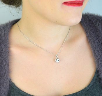 Srebrny naszyjnik MINET JMAN0410SN50 w kształcie piłki nożnej, srebro próby 925, rodowane. Długość łańcuszka 50 cm, średnica zawieszki 10 mm, waga 5,45 g. Idealny prezent dla fana piłki nożnej (3).JPG