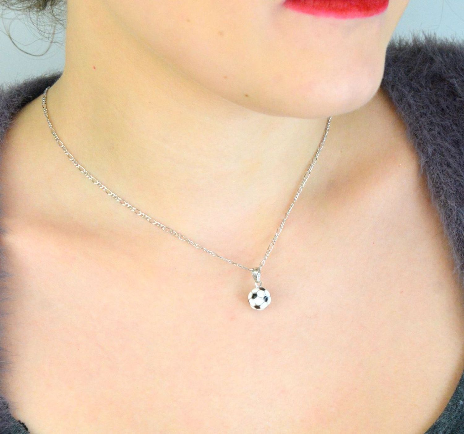 Srebrny naszyjnik MINET JMAN0410SN50 w kształcie piłki nożnej, srebro próby 925, rodowane. Długość łańcuszka 50 cm, średnica zawieszki 10 mm, waga 5,45 g. Idealny prezent dla fana piłki nożnej.1.jpg