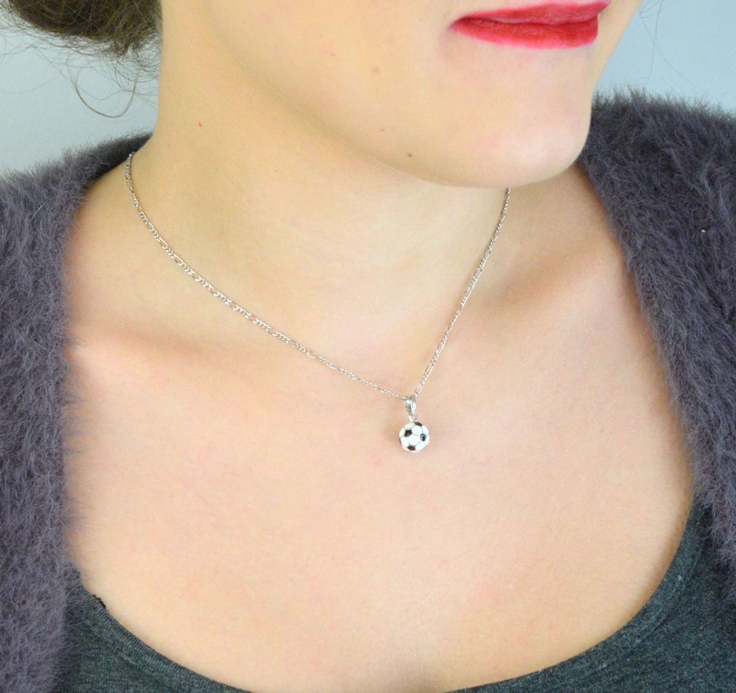 Srebrny naszyjnik MINET JMAN0410SN50 w kształcie piłki nożnej, srebro próby 925, rodowane. Długość łańcuszka 50 cm, średnica zawieszki 10 mm, waga 5,45 g. Idealny prezent dla fana piłki nożnej.1.jpg