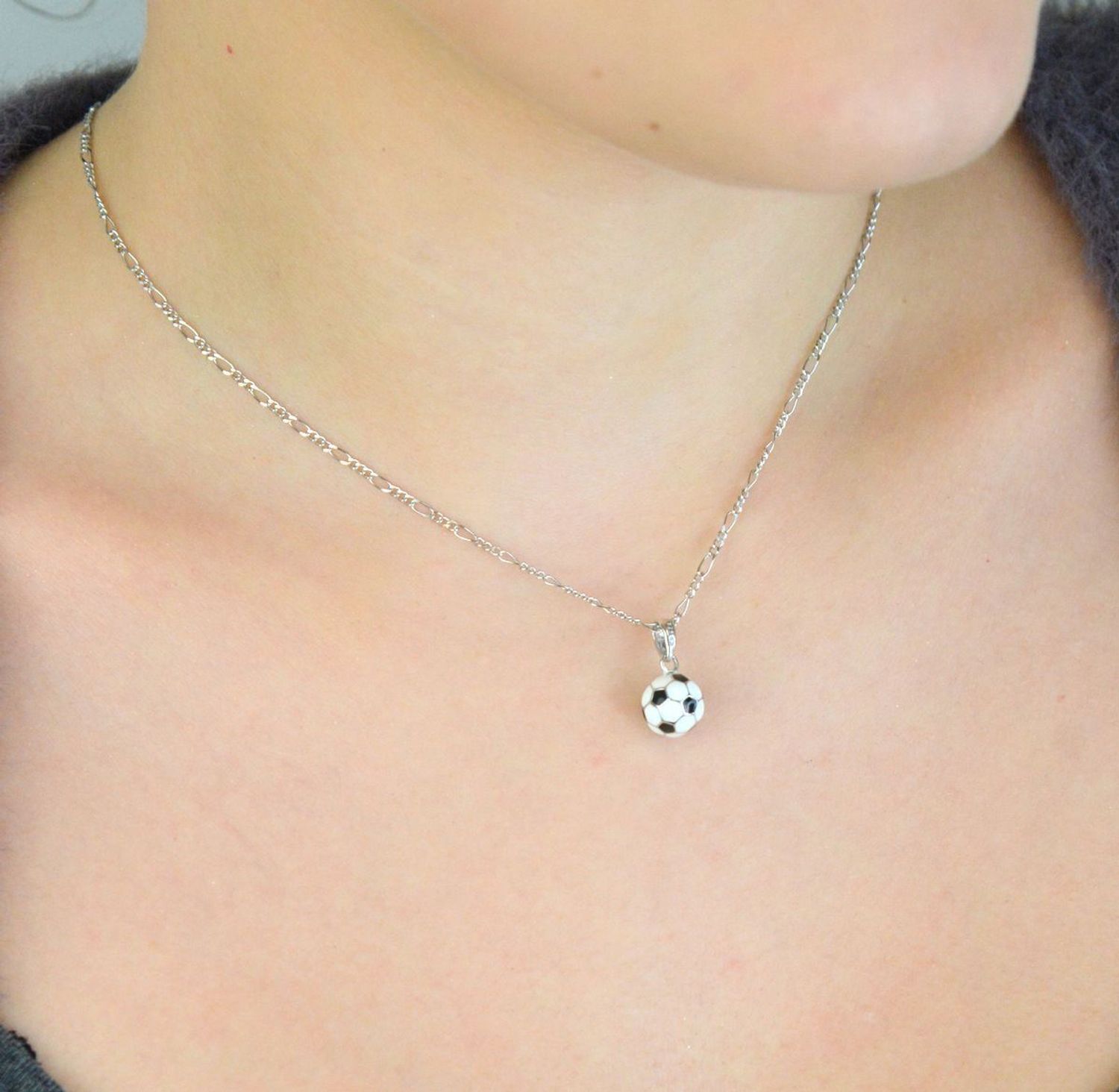 Srebrny naszyjnik MINET JMAN0410SN50 w kształcie piłki nożnej, srebro próby 925, rodowane. Długość łańcuszka 50 cm, średnica zawieszki 10 mm, waga 5,45 g. Idealny prezent dla fana piłki nożnej.1.jpg