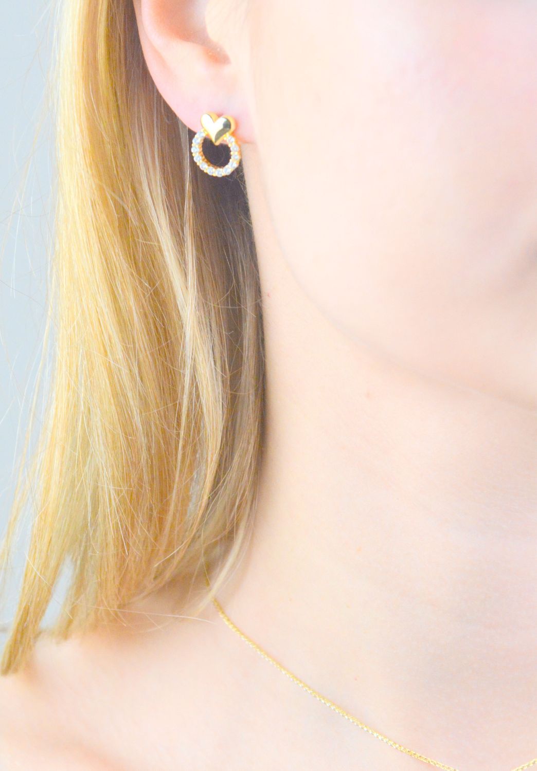 Kolczyki pozłacane serca z białą cyrkonią próba 925, JMAN0420GE00 Srebrne kolczyki zostały wykonane z najwyższej jakości srebra próby 925..jpg