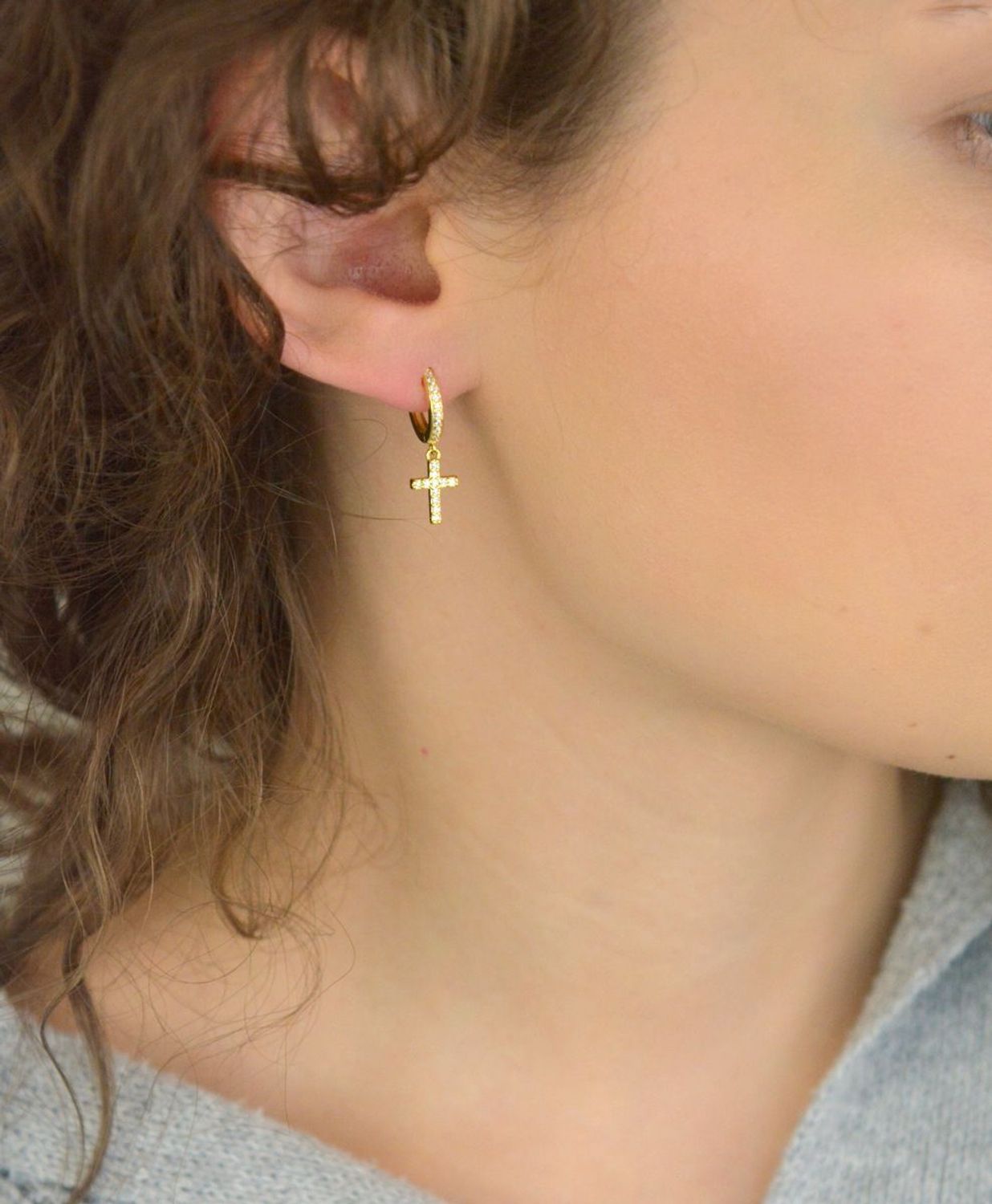 Eleganckie pozłacane kolczyki krzyże marki MINET z białymi cyrkoniami. Wykonane z srebra próby 925, pokryte trwałym złoceniem 14K. Zapięcie na zatrzask, wymiary 23x8 mm, waga 2,3 g.1.jpg