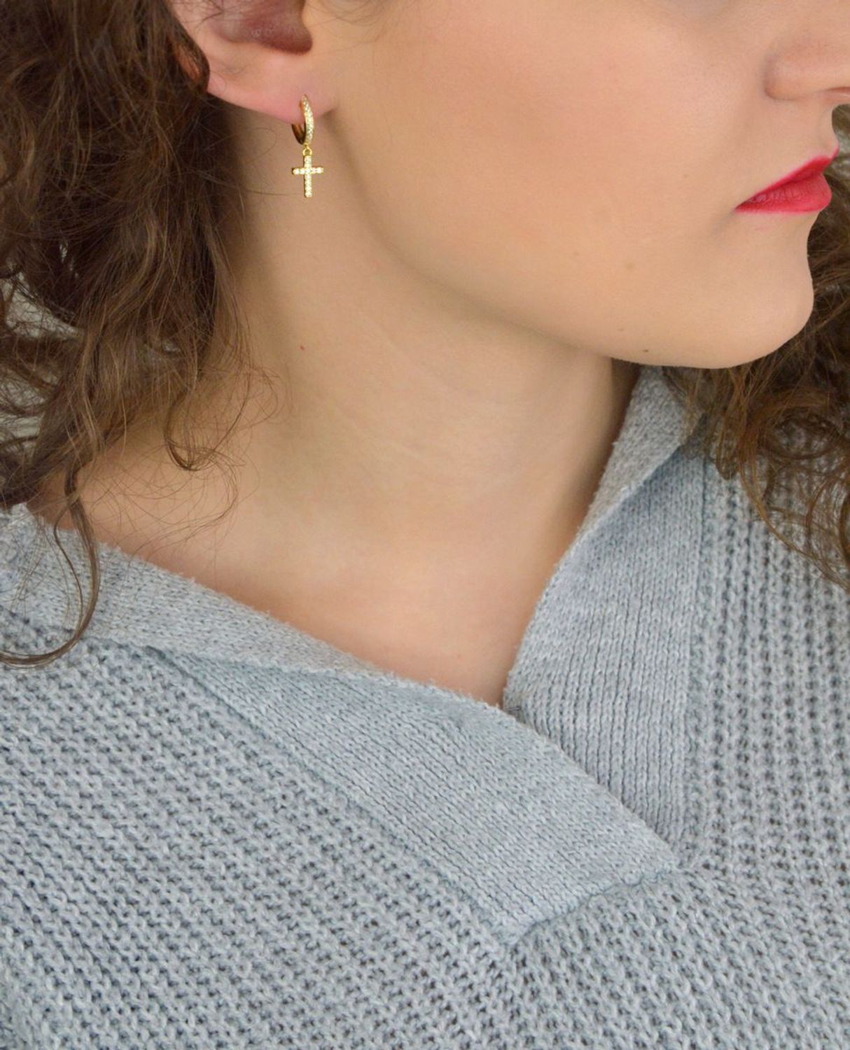 Eleganckie pozłacane kolczyki krzyże marki MINET z białymi cyrkoniami. Wykonane z srebra próby 925, pokryte trwałym złoceniem 14K. Zapięcie na zatrzask, wymiary 23x8 mm, waga 2,3 g.1.jpg