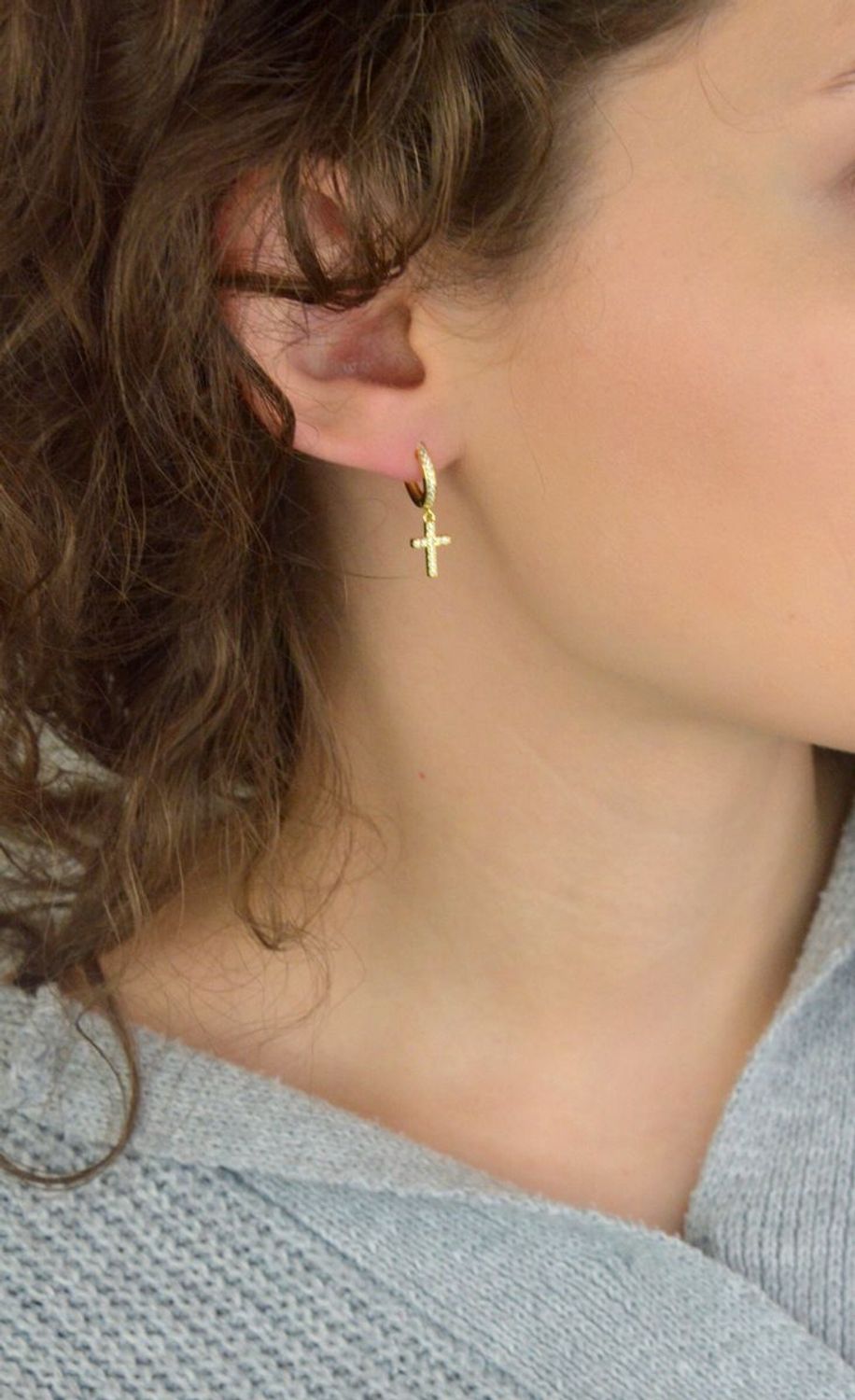 Eleganckie pozłacane kolczyki krzyże marki MINET z białymi cyrkoniami. Wykonane z srebra próby 925, pokryte trwałym złoceniem 14K. Zapięcie na zatrzask, wymiary 23x8 mm, waga 2,3 g.1.jpg