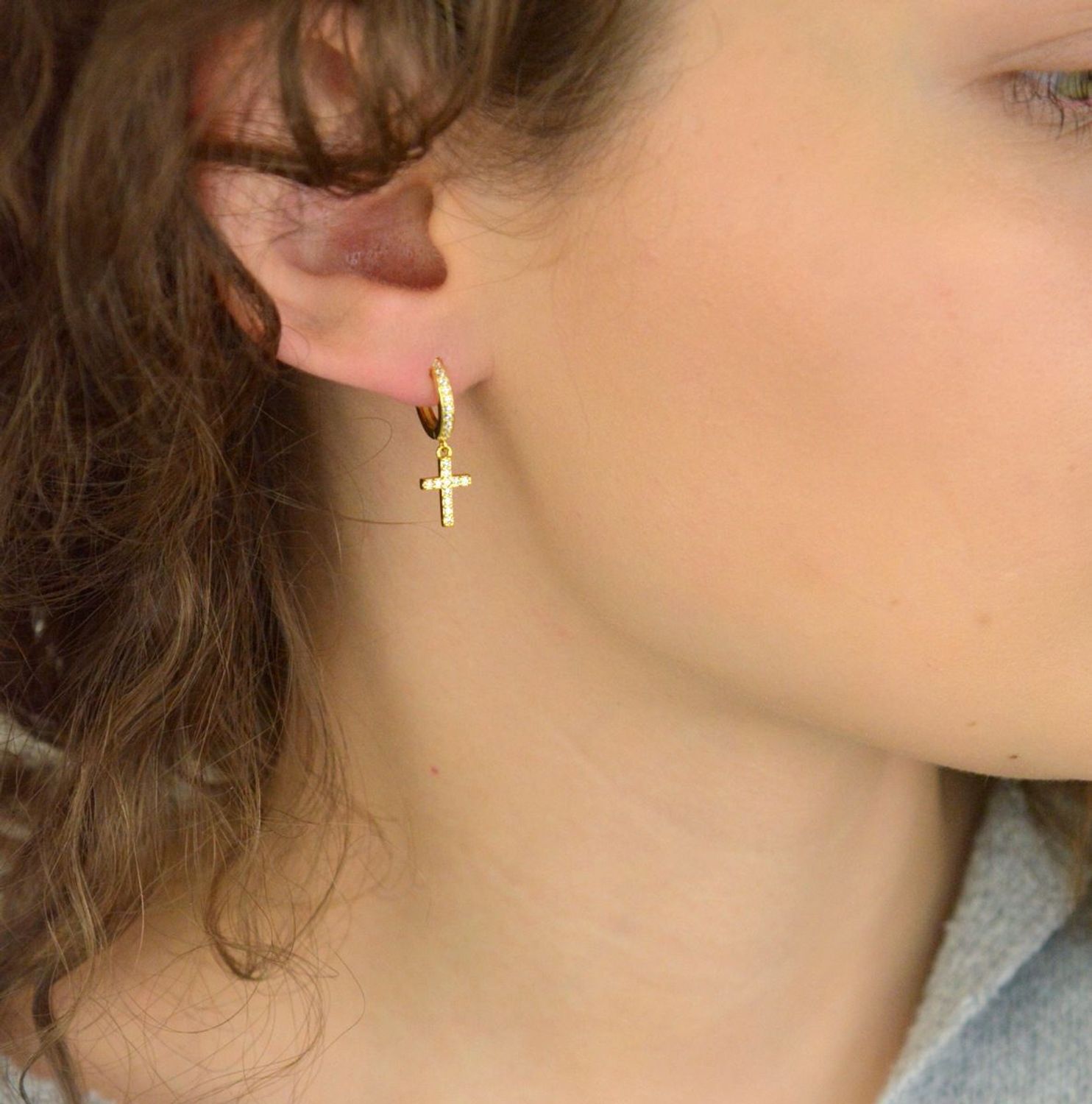 Eleganckie pozłacane kolczyki krzyże marki MINET z białymi cyrkoniami. Wykonane z srebra próby 925, pokryte trwałym złoceniem 14K. Zapięcie na zatrzask, wymiary 23x8 mm, waga 2,3 g.1.jpg