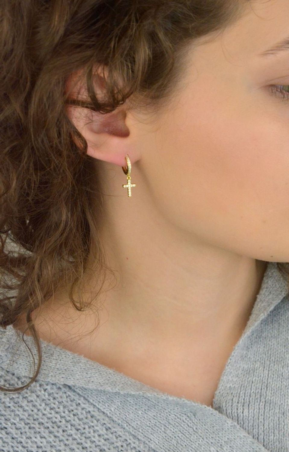 Eleganckie pozłacane kolczyki krzyże marki MINET z białymi cyrkoniami. Wykonane z srebra próby 925, pokryte trwałym złoceniem 14K. Zapięcie na zatrzask, wymiary 23x8 mm, waga 2,3 g.1.jpg