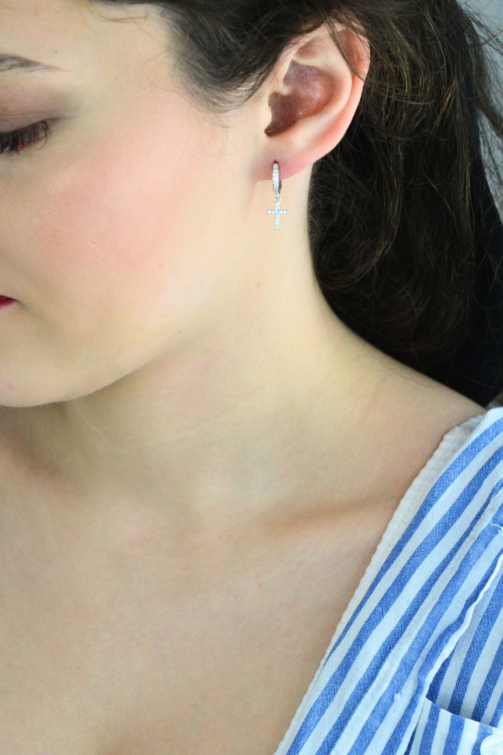 Eleganckie kolczyki MINET w kształcie krzyża, wykonane z rodowanego srebra próby 925, ozdobione lśniącymi cyrkoniami. Idealne do codziennych i wyjątkowych stylizacji.1.jpg