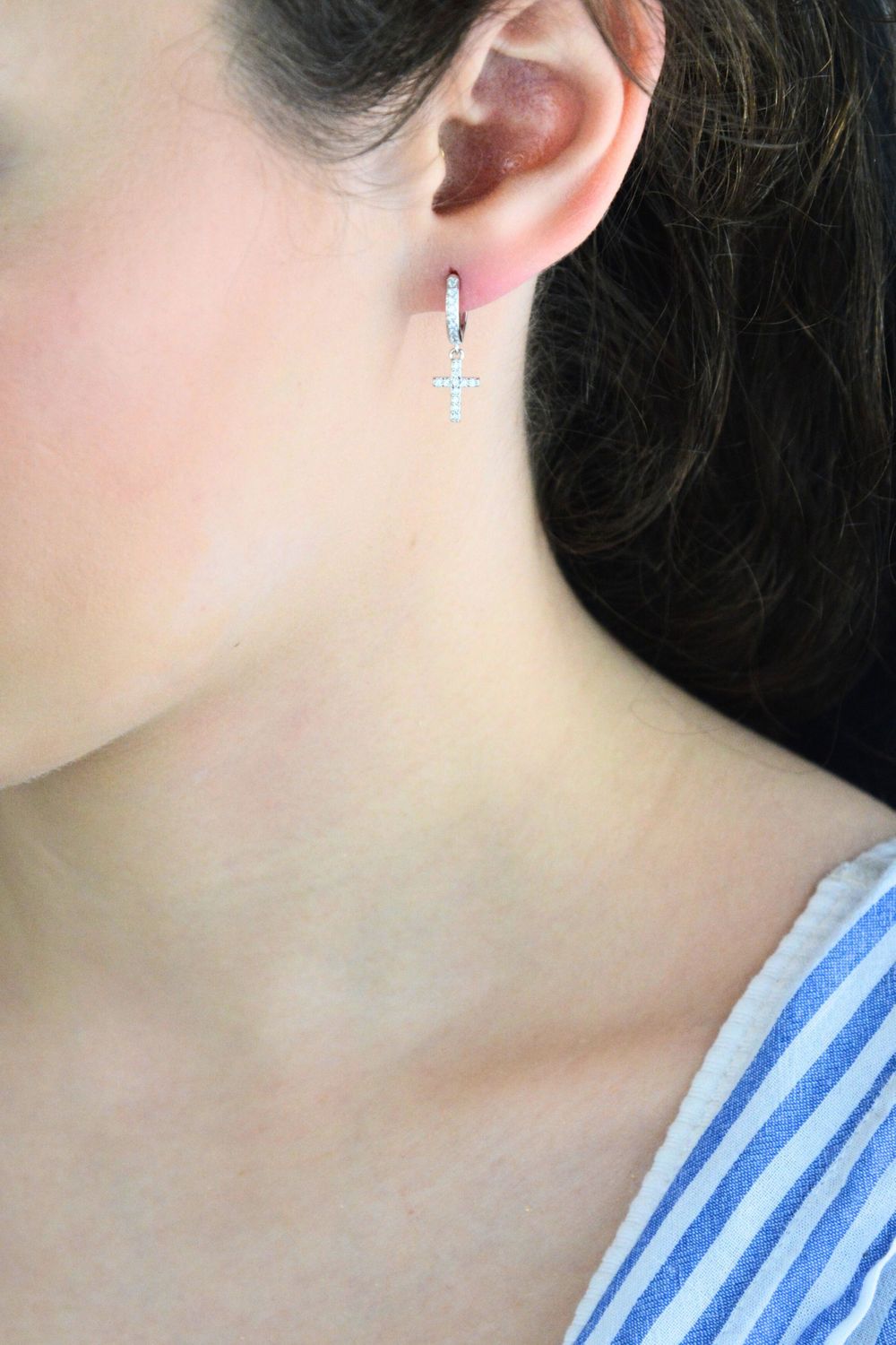 Eleganckie kolczyki MINET w kształcie krzyża, wykonane z rodowanego srebra próby 925, ozdobione lśniącymi cyrkoniami. Idealne do codziennych i wyjątkowych stylizacji.1.jpg