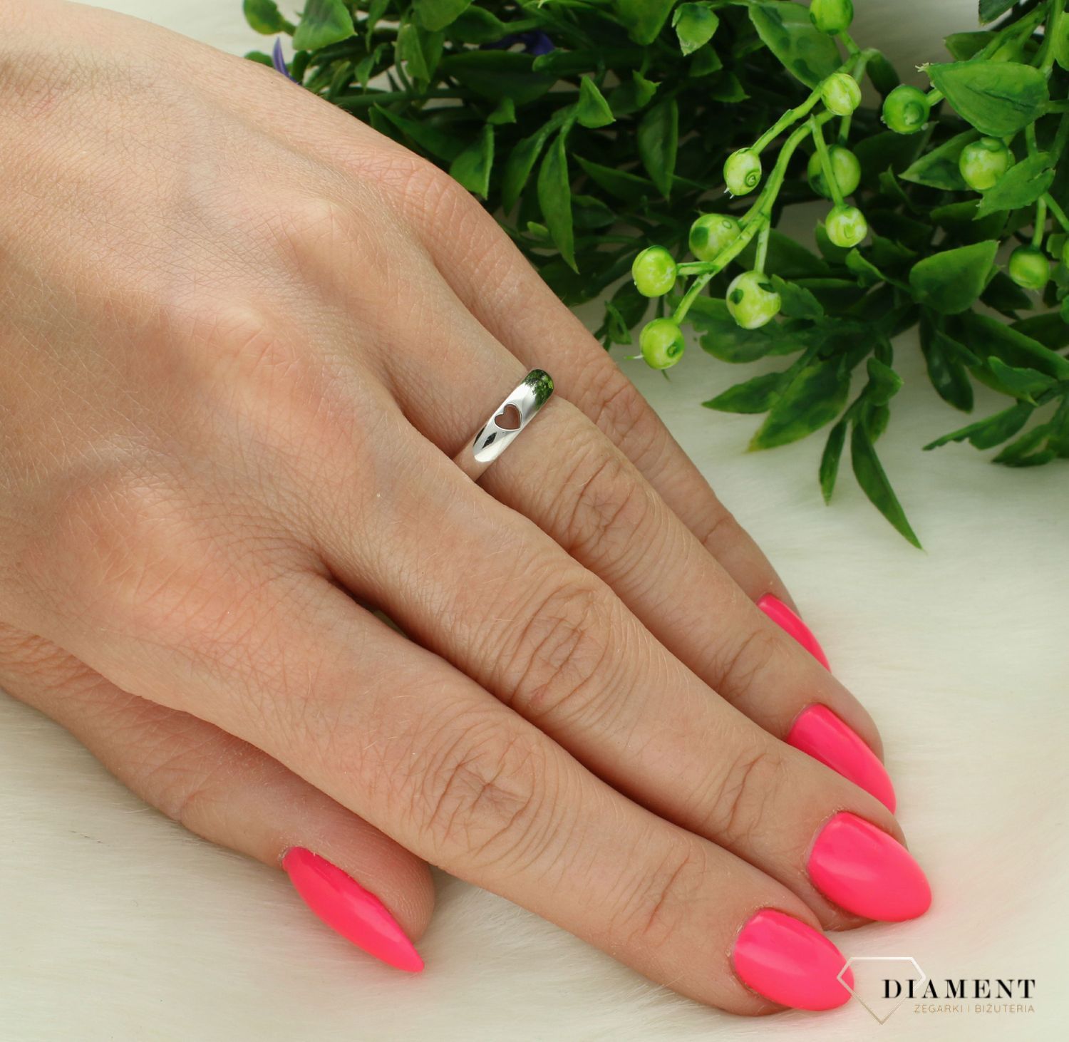 Srebrna obrączka ślubna z wyciętym sercem 4 mm.jpg