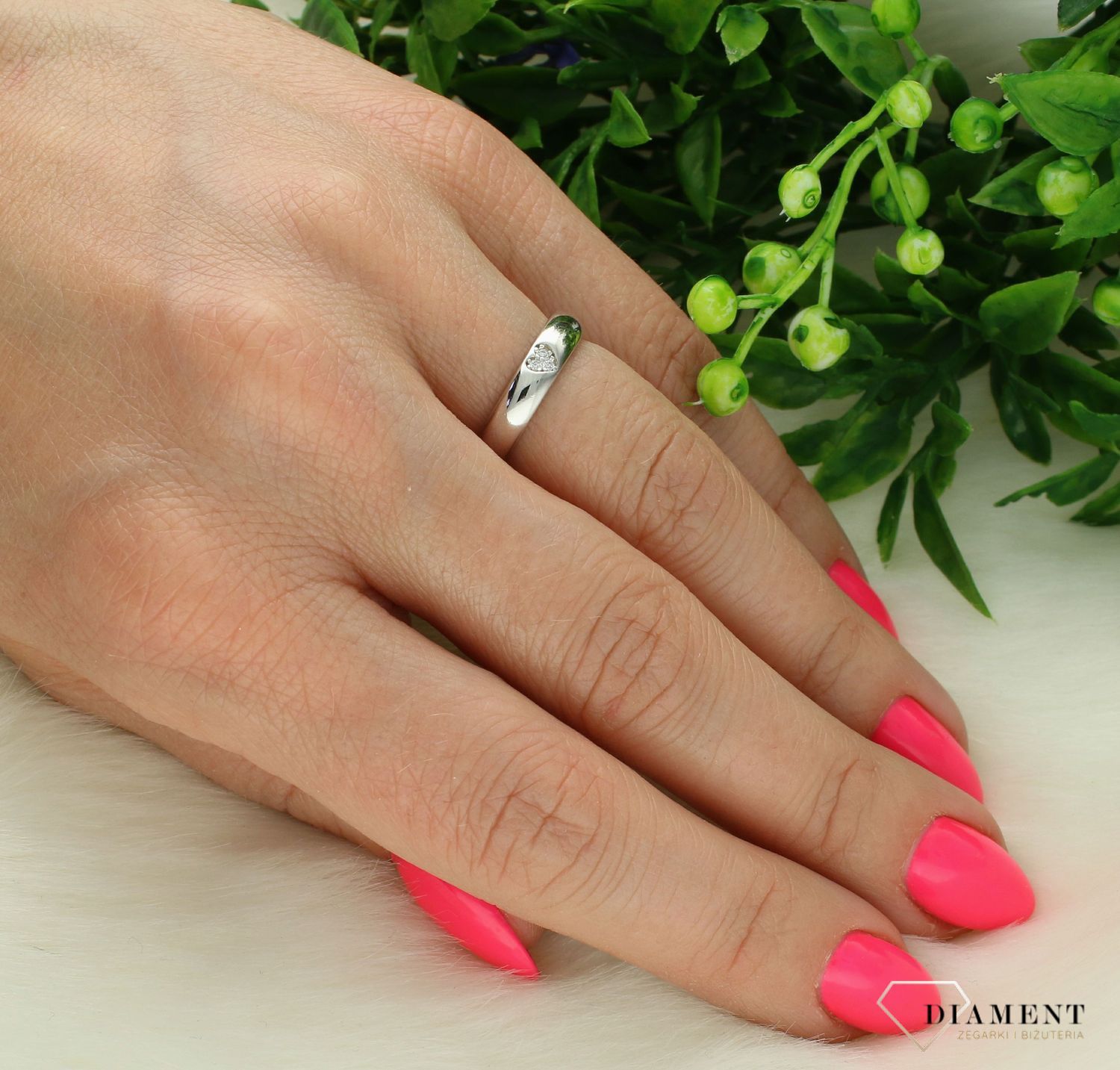 Srebrna obrączka ślubna serce z cyrkoniami 4 mm JMAN0446SR.  Srebrna obrączka ślubna. Obrączka ślubna z cyrkoniami. Obrączka ślubna z grawerem. Obrączka srebrna idealna na uroczystość ślubu..jpg