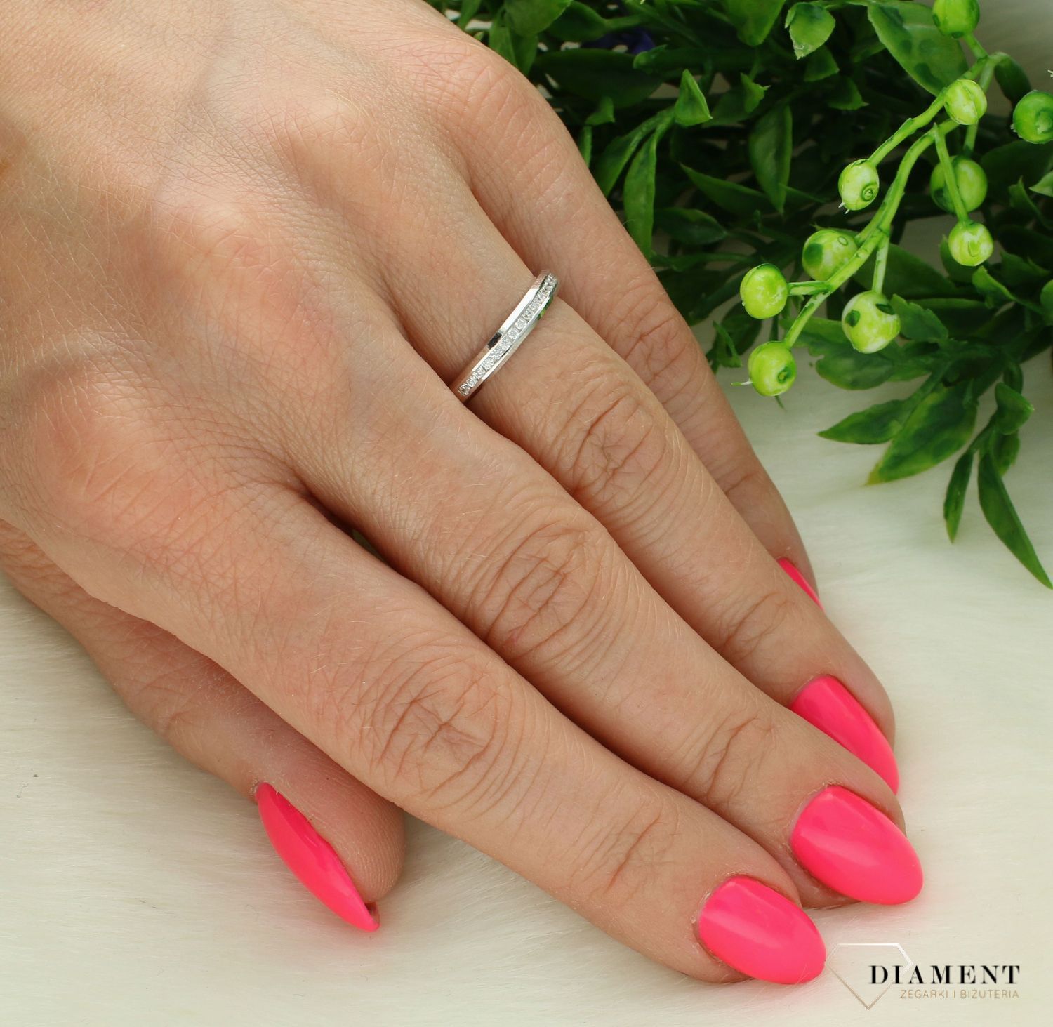 Srebrna obrączka ślubna z pasmem cyrkonii 3 mm JMAN0450SR.  Srebrna obrączka ślubna. Obrączka ślubna z cyrkoniami. Obrączka ślubna z grawerem. Obrączka srebrna idealna na uroczystość ślubu..jpg