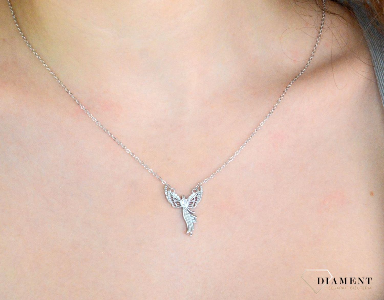 Naszyjnik srebrny anioł z cyrkonią próba 925, JMAN0461SN Naszyjnik wykonany z najwyższej jakości srebra. Idealny pomysł na prezent dla każdej kobiety. Wykonany z próby 925 będzie idealnym 1.jpg