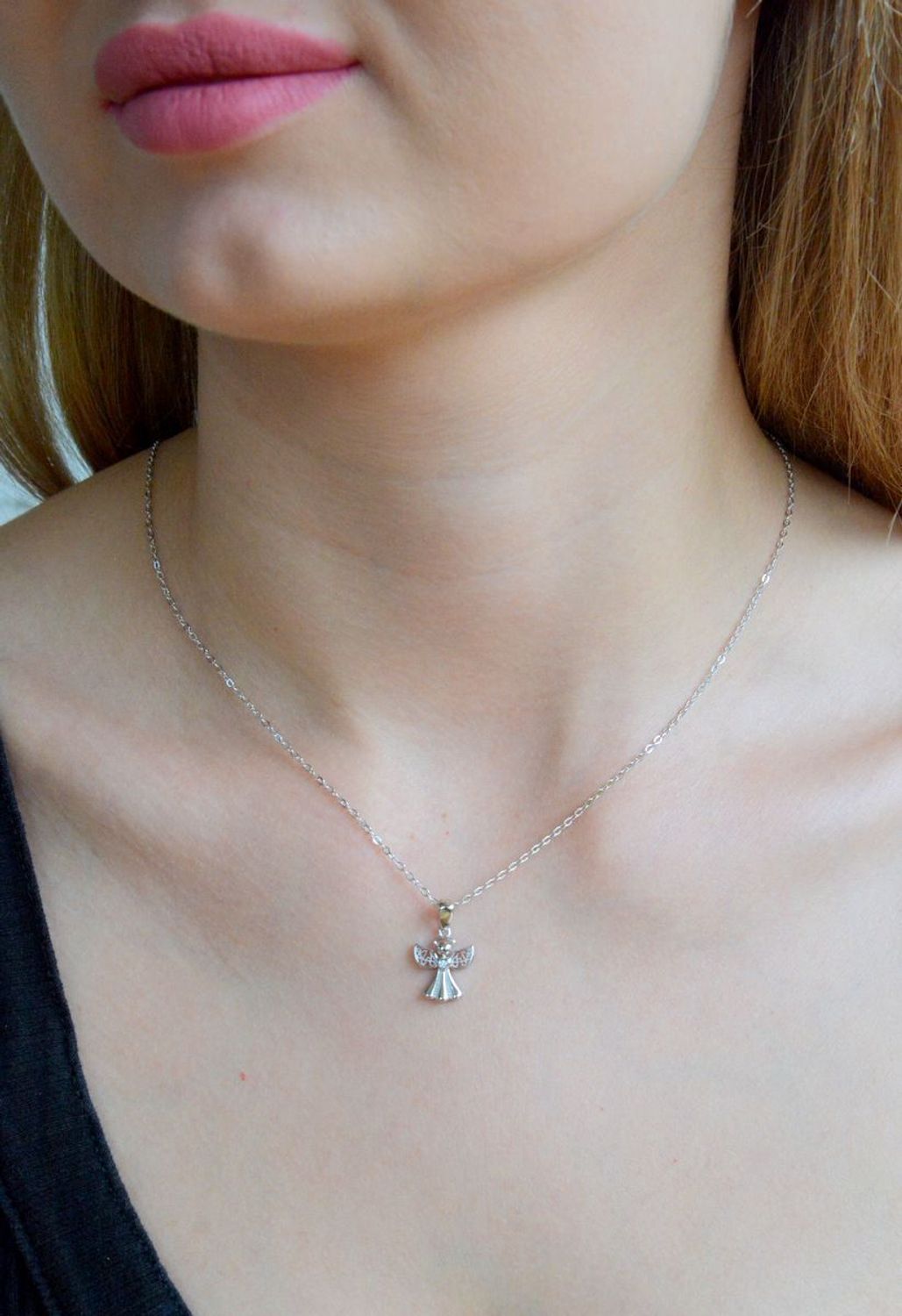 Srebrny naszyjnik damski 925 anioł z cyrkoniami JMAN0463SN. Srebrny naszyjnik z aniołem. Naszyjnik srebrny damski z aniołem i cyrkoniami. Naszyjnik na komunię. Naszyjnik srebrny na prezent (1).jpg