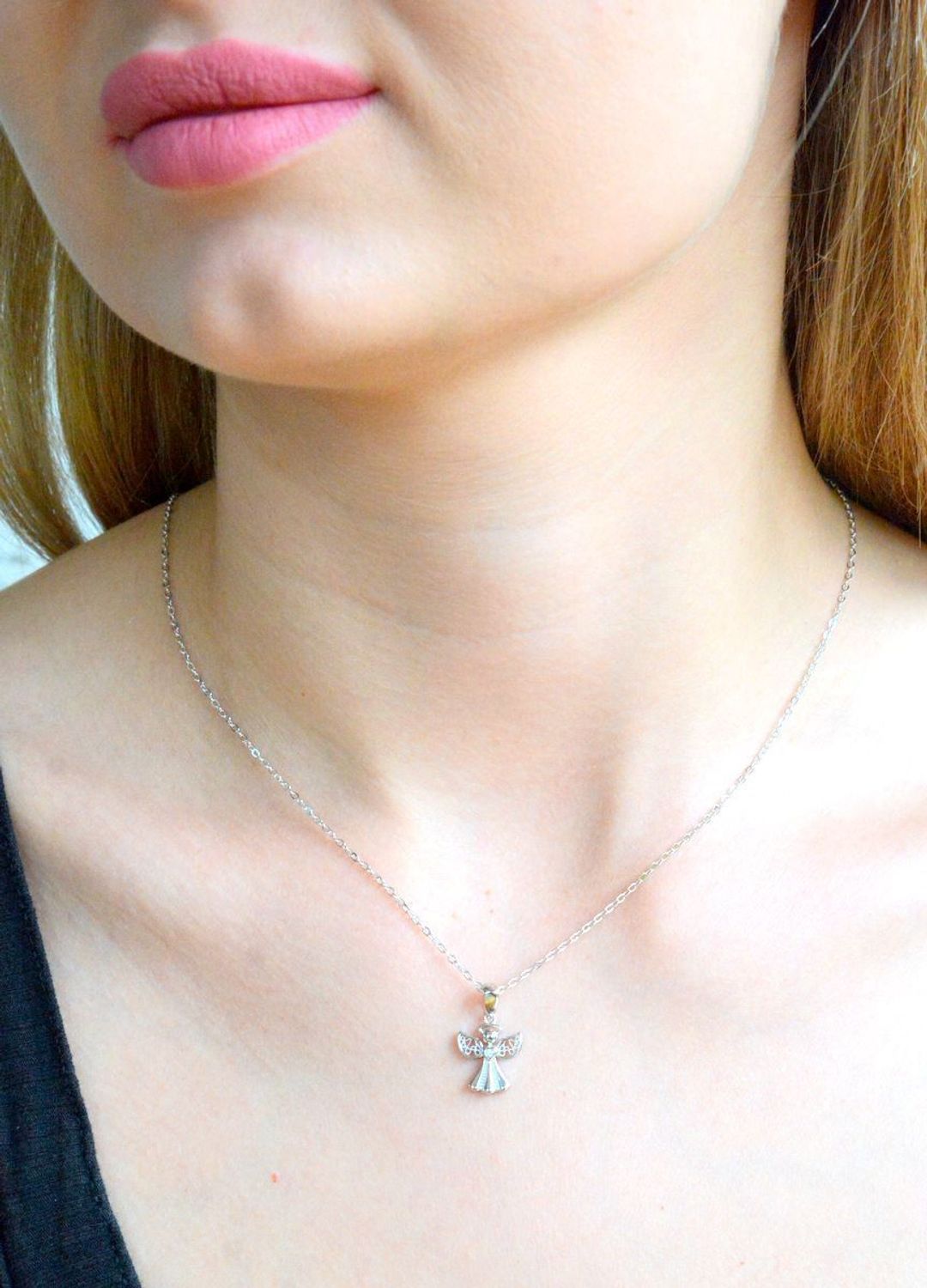 Srebrny naszyjnik damski 925 anioł z cyrkoniami JMAN0463SN. Srebrny naszyjnik z aniołem. Naszyjnik srebrny damski z aniołem i cyrkoniami. Naszyjnik na komunię. Naszyjnik srebrny na prezent (1).jpg