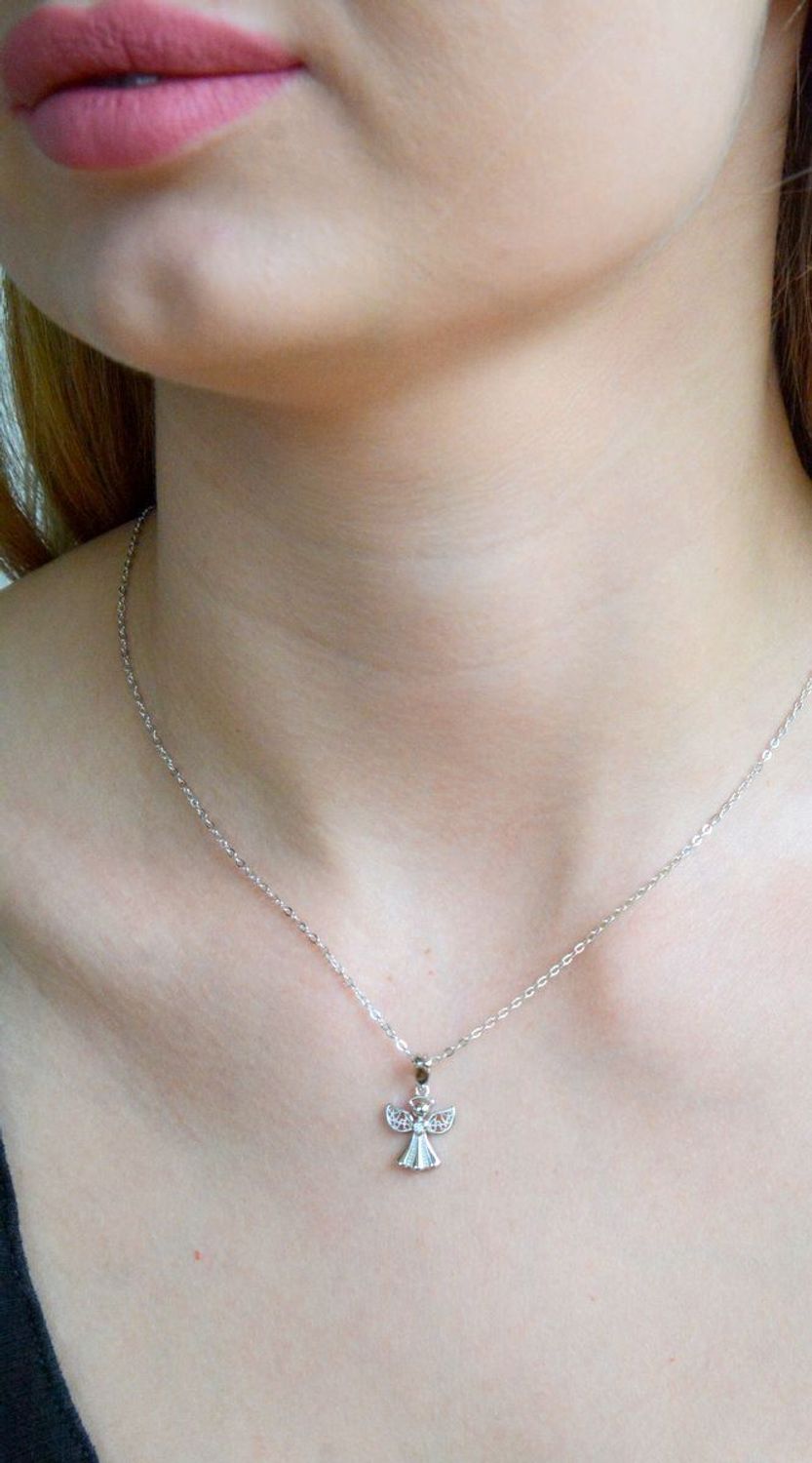 Srebrny naszyjnik damski 925 anioł z cyrkoniami JMAN0463SN. Srebrny naszyjnik z aniołem. Naszyjnik srebrny damski z aniołem i cyrkoniami. Naszyjnik na komunię. Naszyjnik srebrny na prezent (1).jpg
